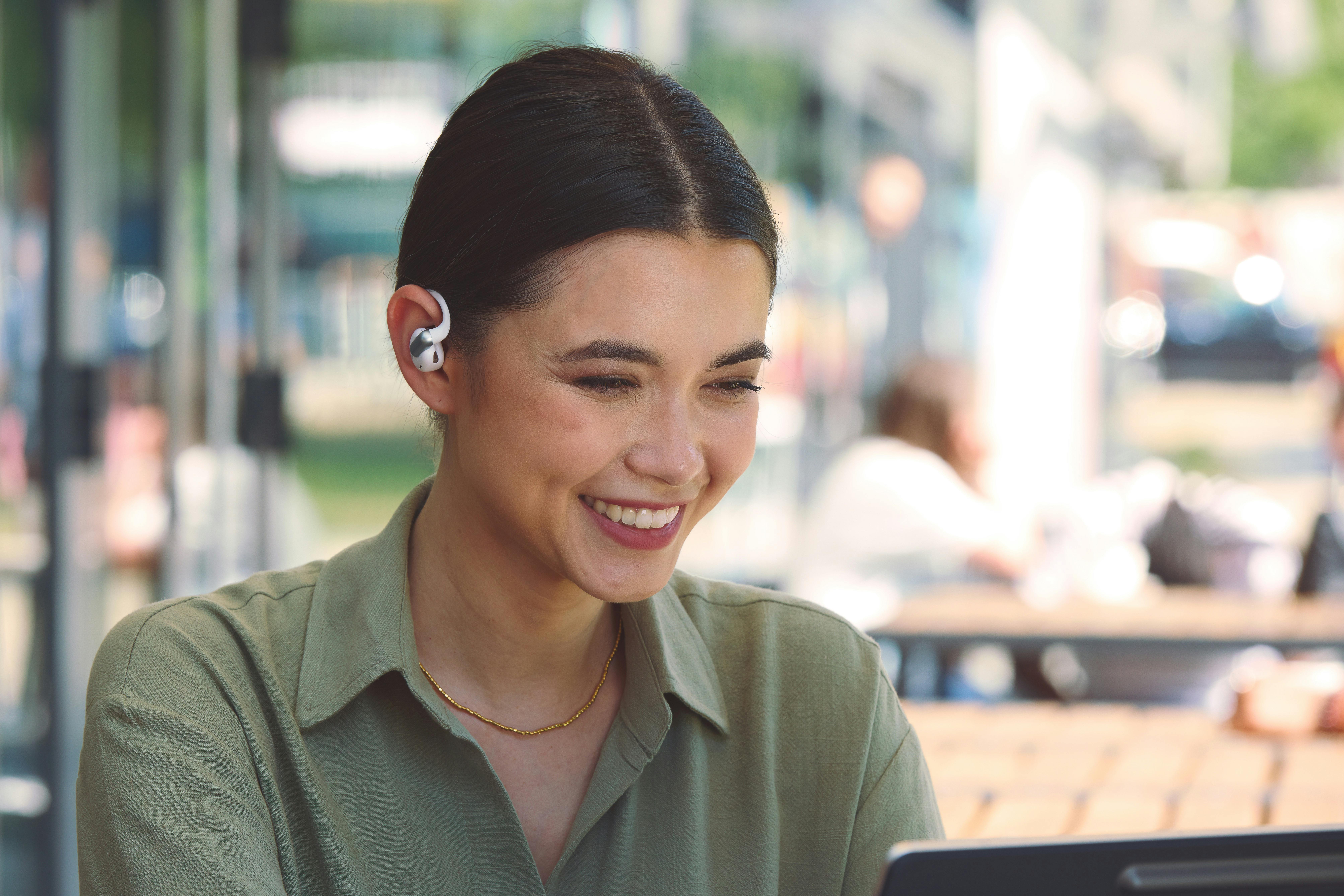 Designet vinder ingen skønhedskonkurrencer, men den justerbare bøjle på JBL Sense PRO er genial. Du kan vinkle lyden præcis ind mod øret, hvilket sikrer, at de bliver siddende, selv når pulsen kommer helt op. Modellen er også den bedste af de to, vi har haft til test.