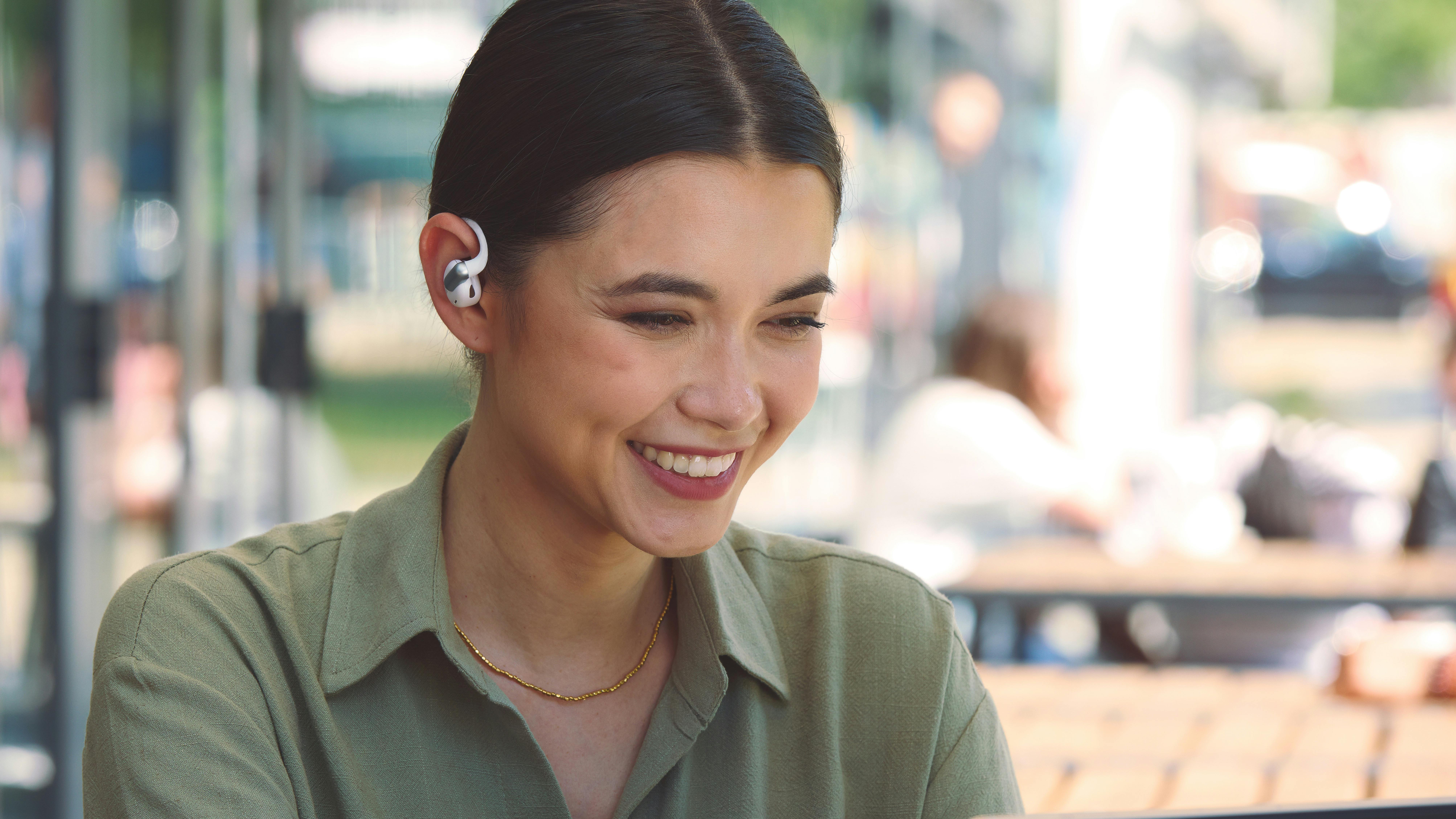 Designet vinder ingen skønhedskonkurrencer, men den justerbare bøjle på JBL Sense PRO er genial. Du kan vinkle lyden præcis ind mod øret, hvilket sikrer, at de bliver siddende, selv når pulsen kommer helt op. Modellen er også den bedste af de to, vi har haft til test.