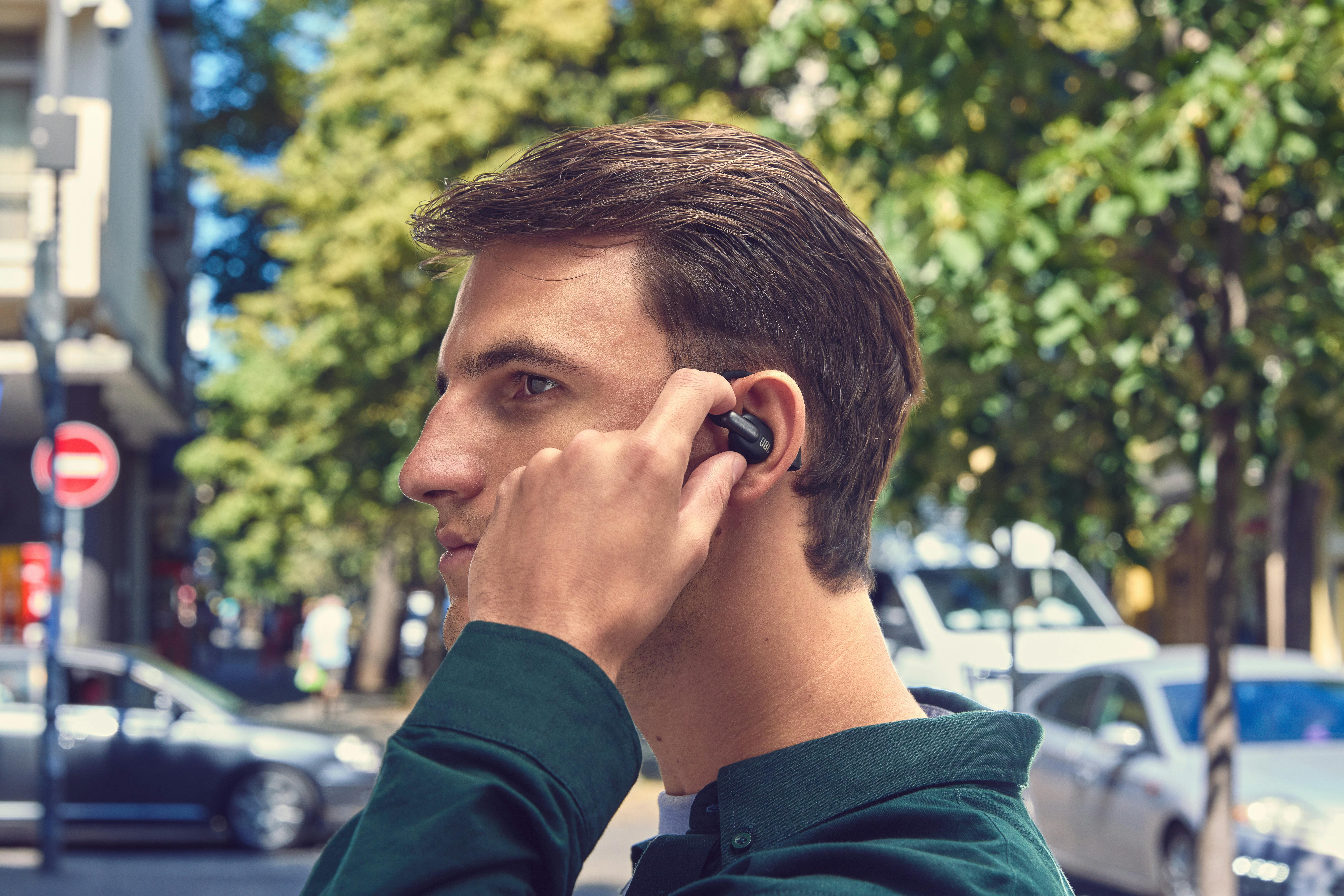 Glem alt om at lukke støjen ude. Med Sense PRO er du til stede i nuet, hvilket er perfekt til løbeturen i trafikken, men en pestilens når naboen begynder at bore i betonvæggen.