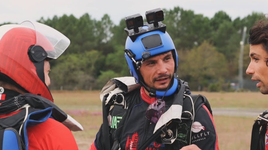 Pierre Wolniks Instagram-profil er fyldt med billeder og videoer af ham, der flyver gennem luften med og uden faldskærm. Han var også instruktør i "tunnel".