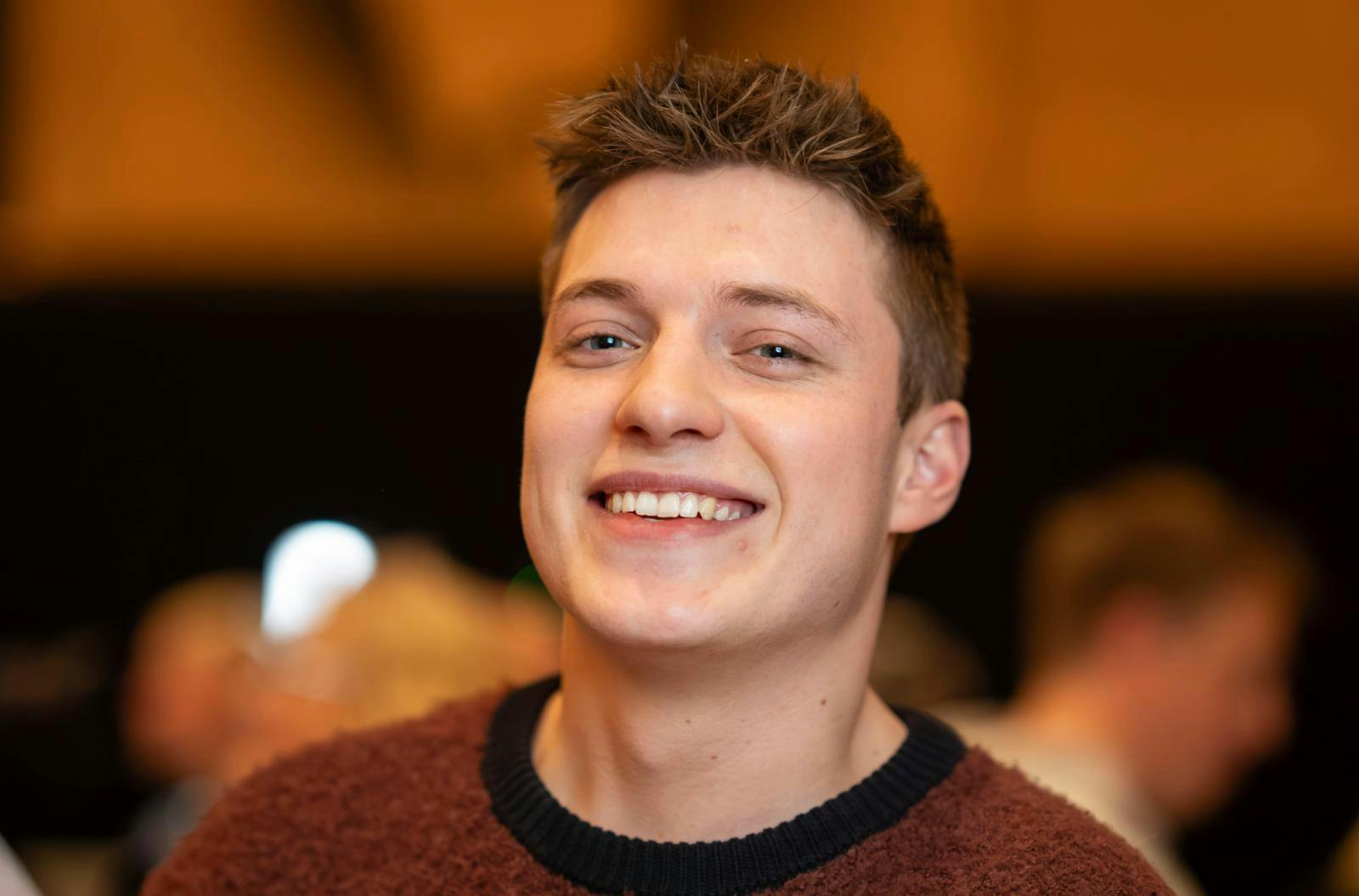 Den 21-årige Lasse Skriver har lagt tommestokken på hylden for at satse alt på musikken i lørdagens Melodi Grand Prix. Han stiller op med sangen "Roaring Heart".