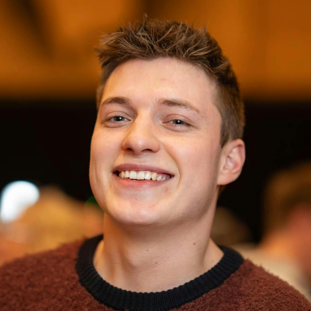 Den 21-årige Lasse Skriver har lagt tommestokken på hylden for at satse alt på musikken i lørdagens Melodi Grand Prix. Han stiller op med sangen "Roaring Heart", og den tidligere "X Factor"-deltager har gode nyheder til fansene: Han er nemlig single og klar til den store efterfest.