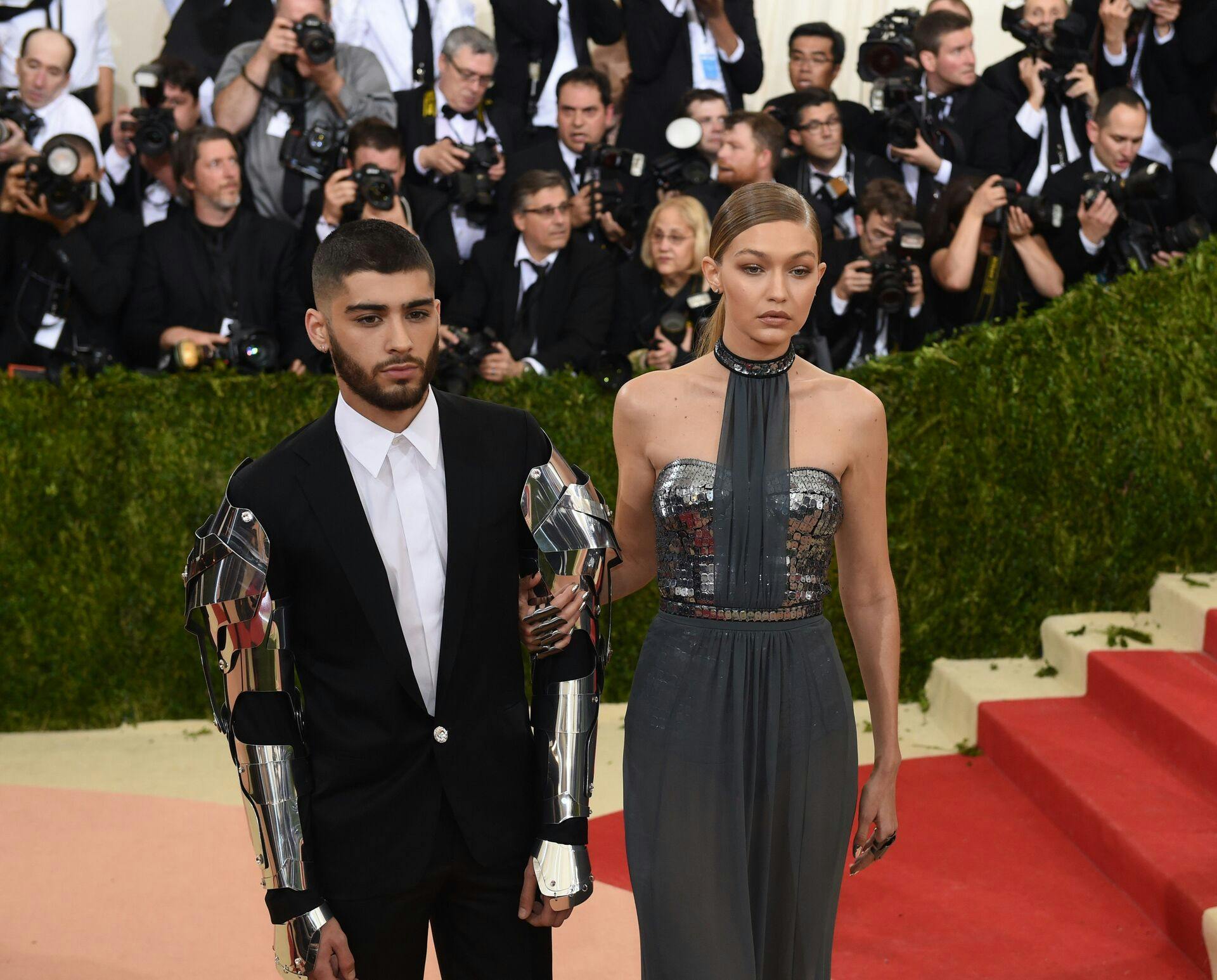 Gigi Hadid (L) and Zayn Malik arrive for the Costume Institute Benefit at The Metropolitan Museum of Art May 2, 2016 in New York. / AFP PHOTO / TIMOTHY A. CLARY