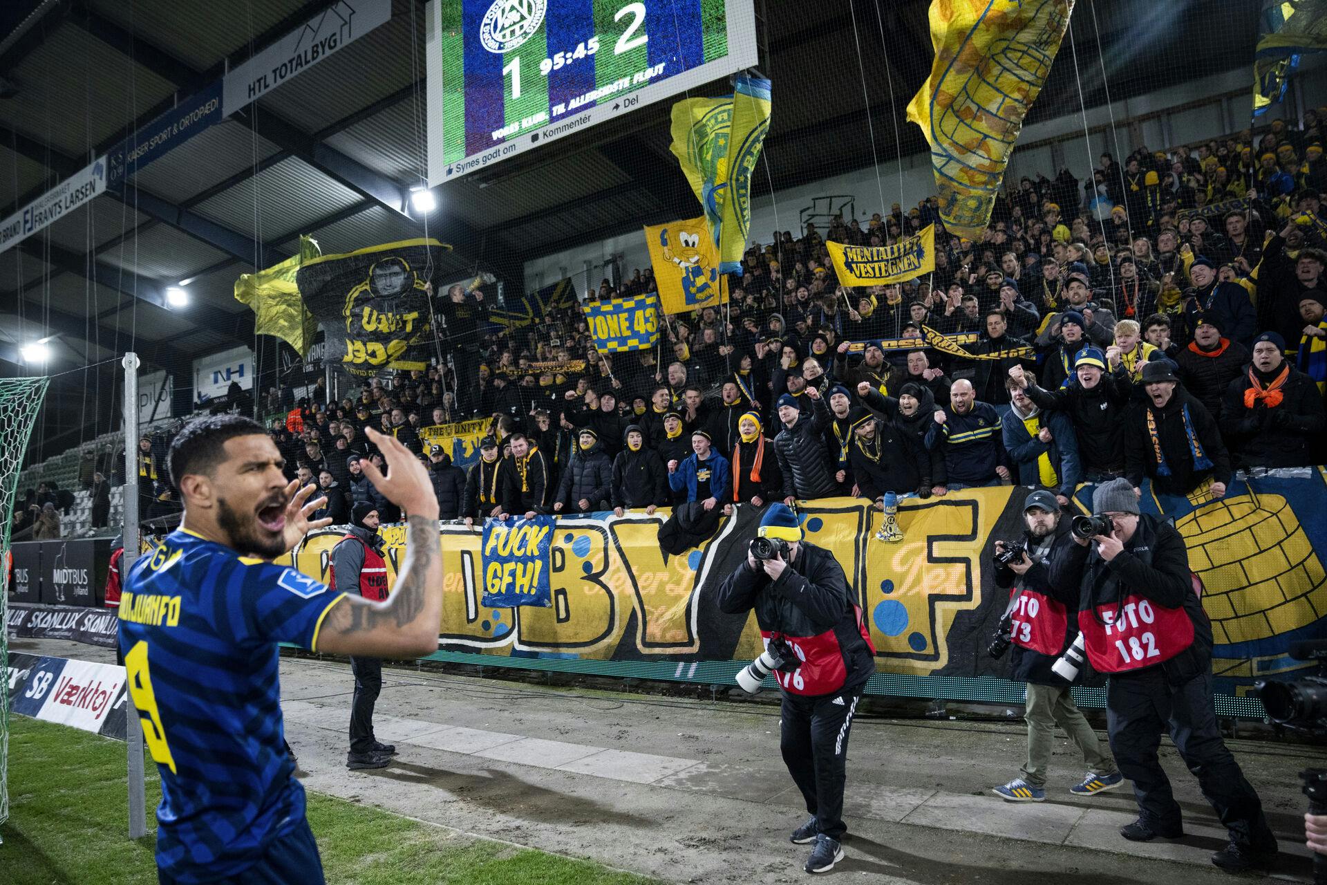 Brøndby vandt kampen 2-1. Her ses den daværende Superliga-angriber Ohi Omoijuanfo fejre sejren med klubbens fans. De to nu dømte fans var på daværende tidspunkt smidt ud.
