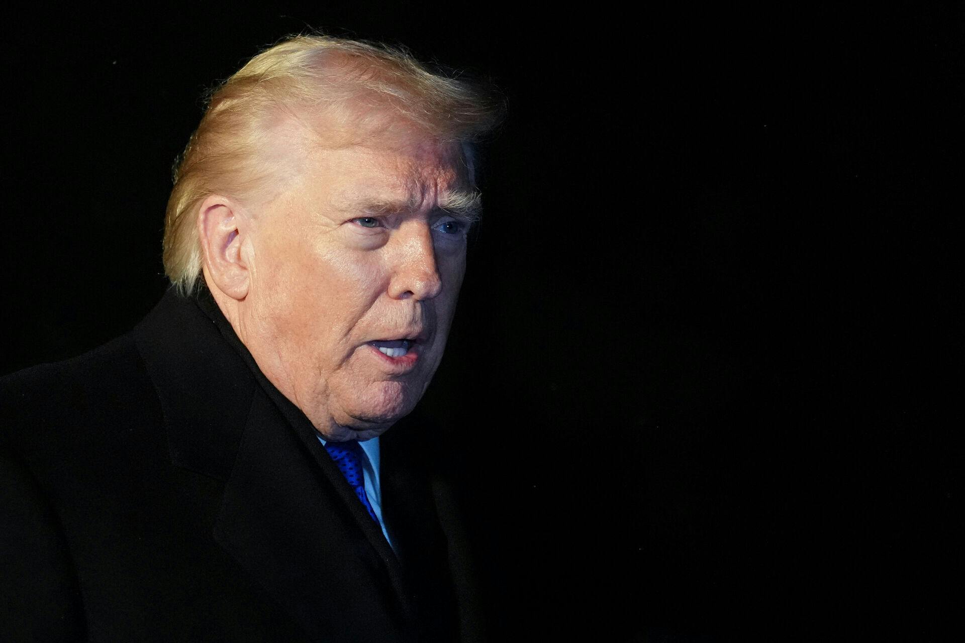 Donald Trump kræver et større milliardbeløb fra BBC.