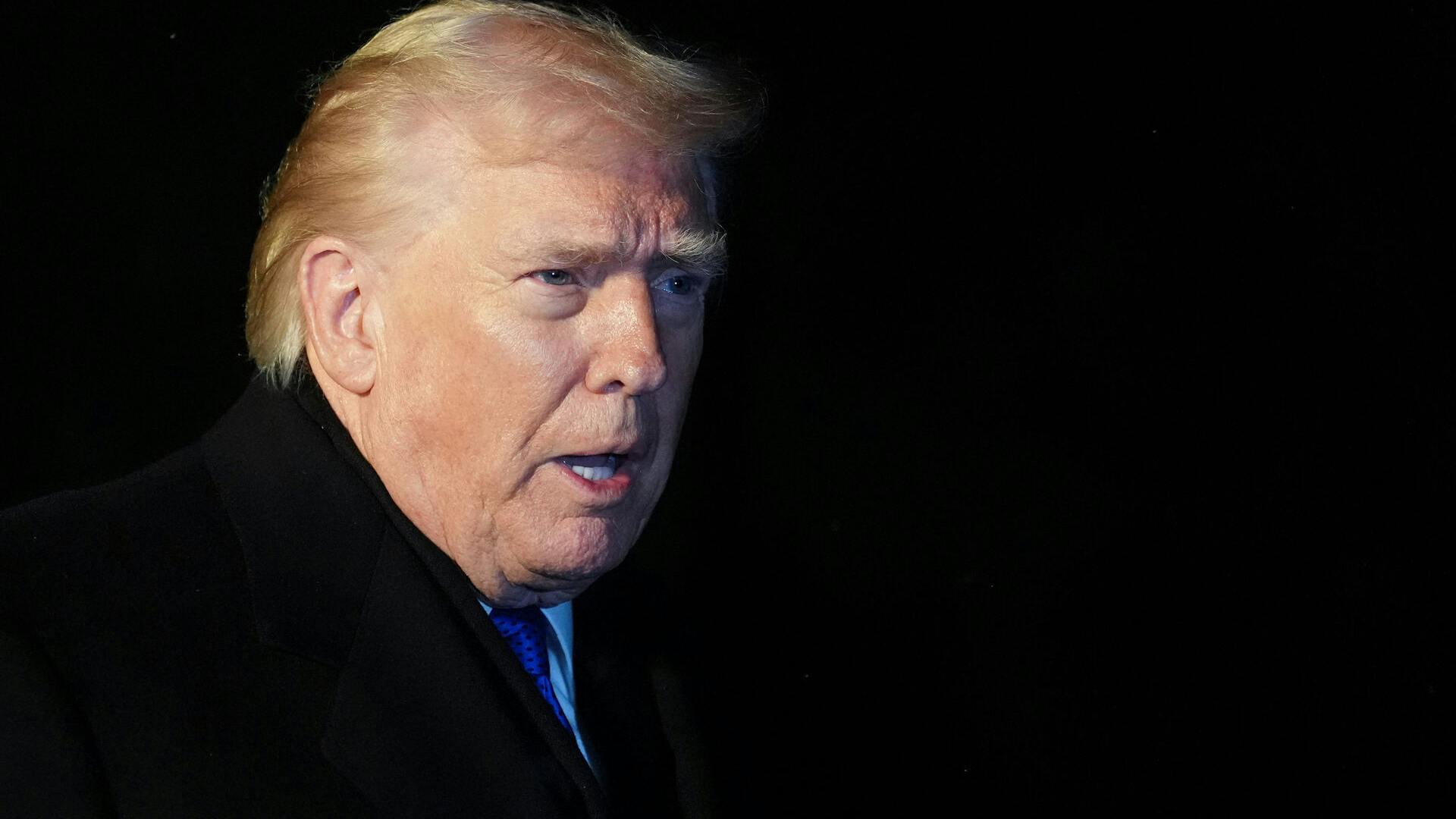 Donald Trump kræver et større milliardbeløb fra BBC.