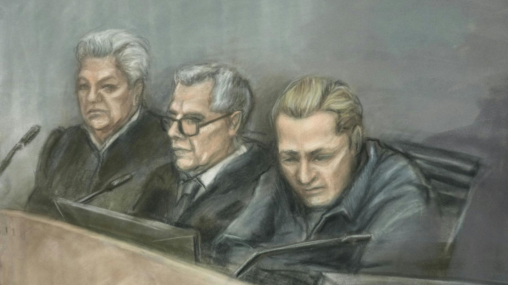 Marius Borg Høiby og hans to forsvarsadvokat Petar Sekulic og Ellen Andenæs tegnet i retten torsdag.