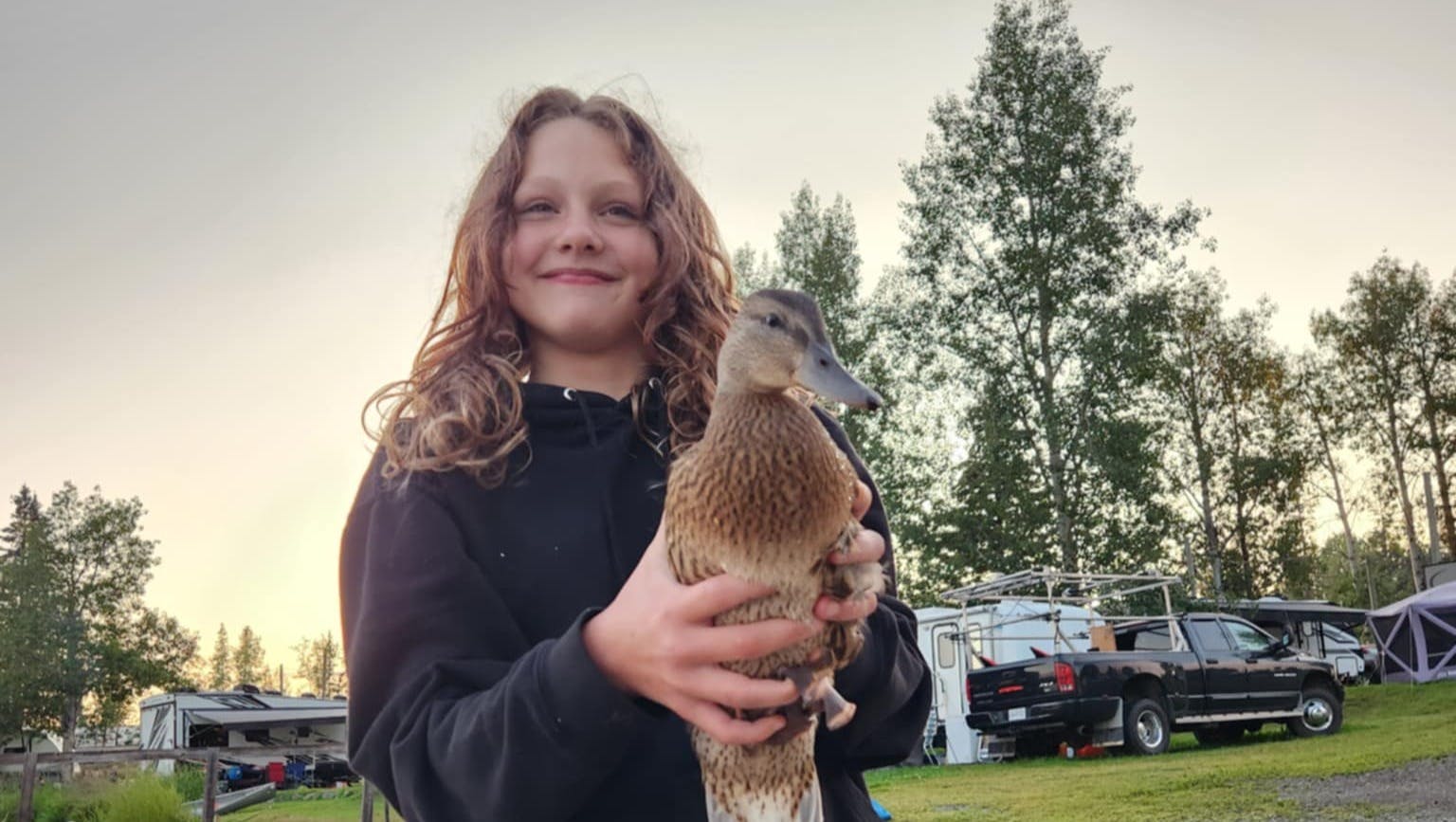 12-årige Maya bliver beskrevet som en ganske normal canadisk pige, der elsker ishockey og sport. Tirsdag skulle have været en dag som alle andre, men nu svæver hun mellem liv og død efter et skoleskyderi, hvor hun modigt forsøgte at holde gerningskvinden væk fra sine klassekammerater ved at låse døren til skolens bibliotek.