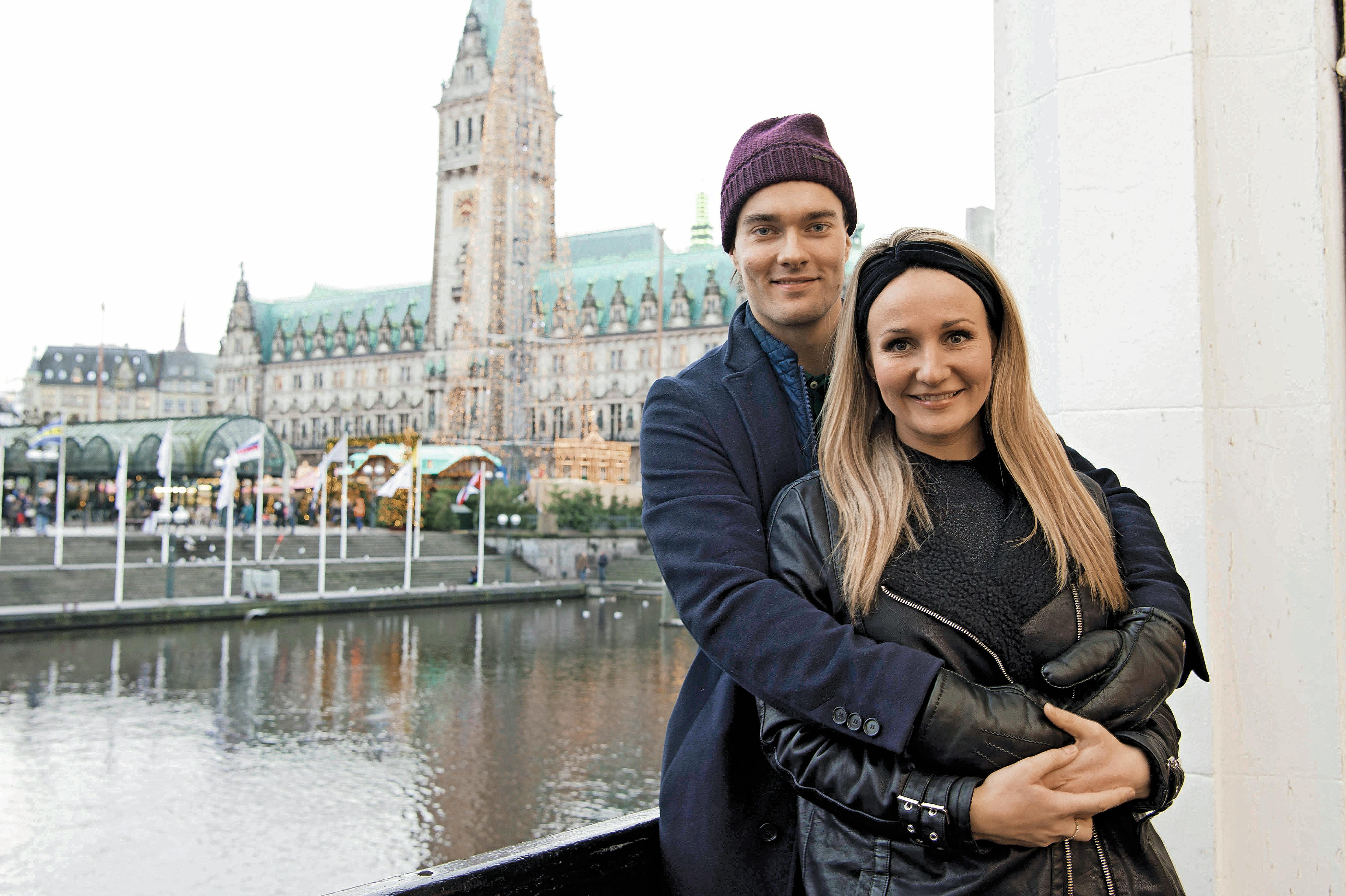 I 2017 blev Stine Bjerre og Casper U. Mortensen gift første gang. Nu skal parret snart bo sammen i Danmark.