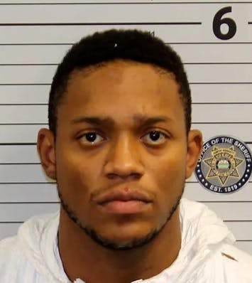 Det er voldsomme detaljer, der nu er blevet delt i sagen om drabet af Darron Lees kæreste. Darron Lee er selv sigtet for drabet.