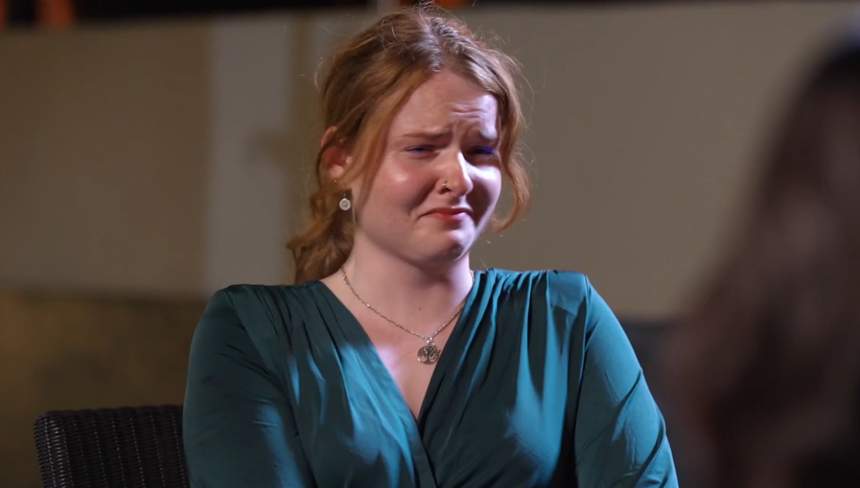 Emma R græder, fordi hun ikke har nået at tale med Samuel til festen, inden han skal vælge en fra.