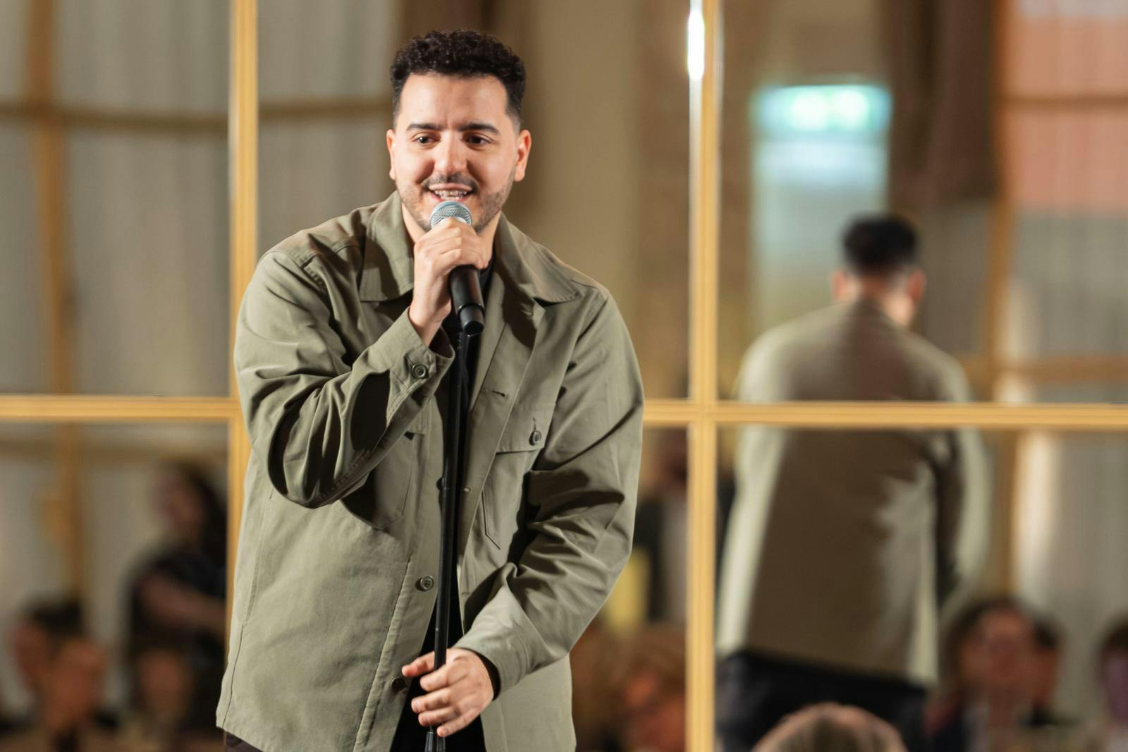 Anis Basim Moujahid har endnu engang fået tinglyst udlæg i sin lejlighed på Islands Brygge. Alligevel ser han lyst på tingene.