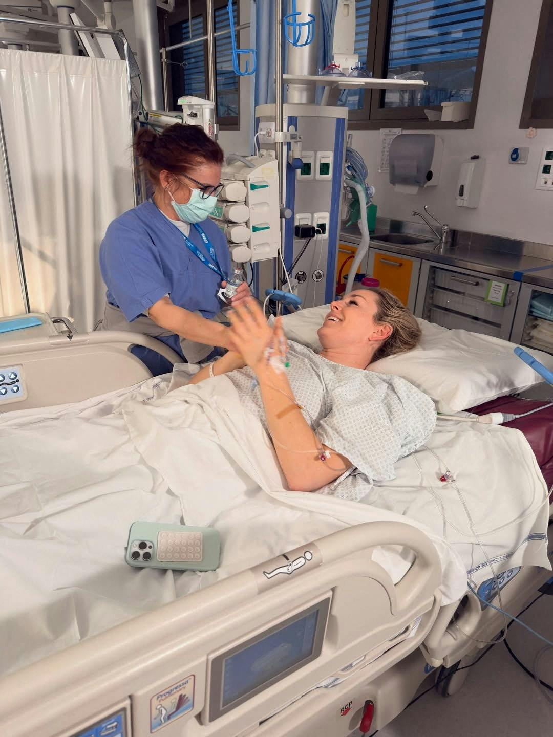 Lindsey Vonn er allerede blevet opereret tre gange efter det voldsomme styrt. Lørdag skul hun under kniven igen, inden der venter endnu en operation hjemme i USA. Det fortæller skistjernen fredag aften på Instagram.