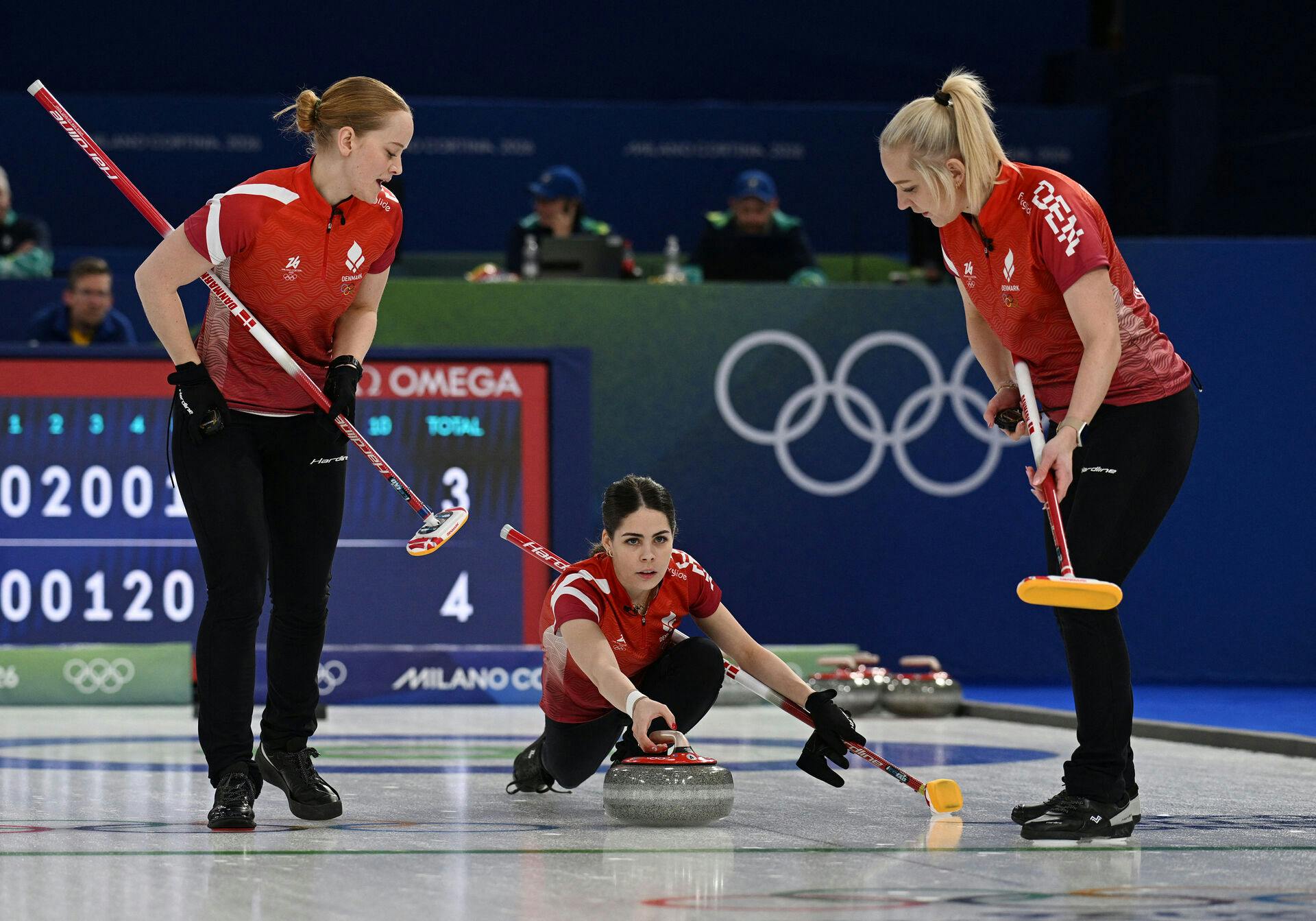 De danske curlingkvinder lider et ærgerligt nederlag til Sverige.