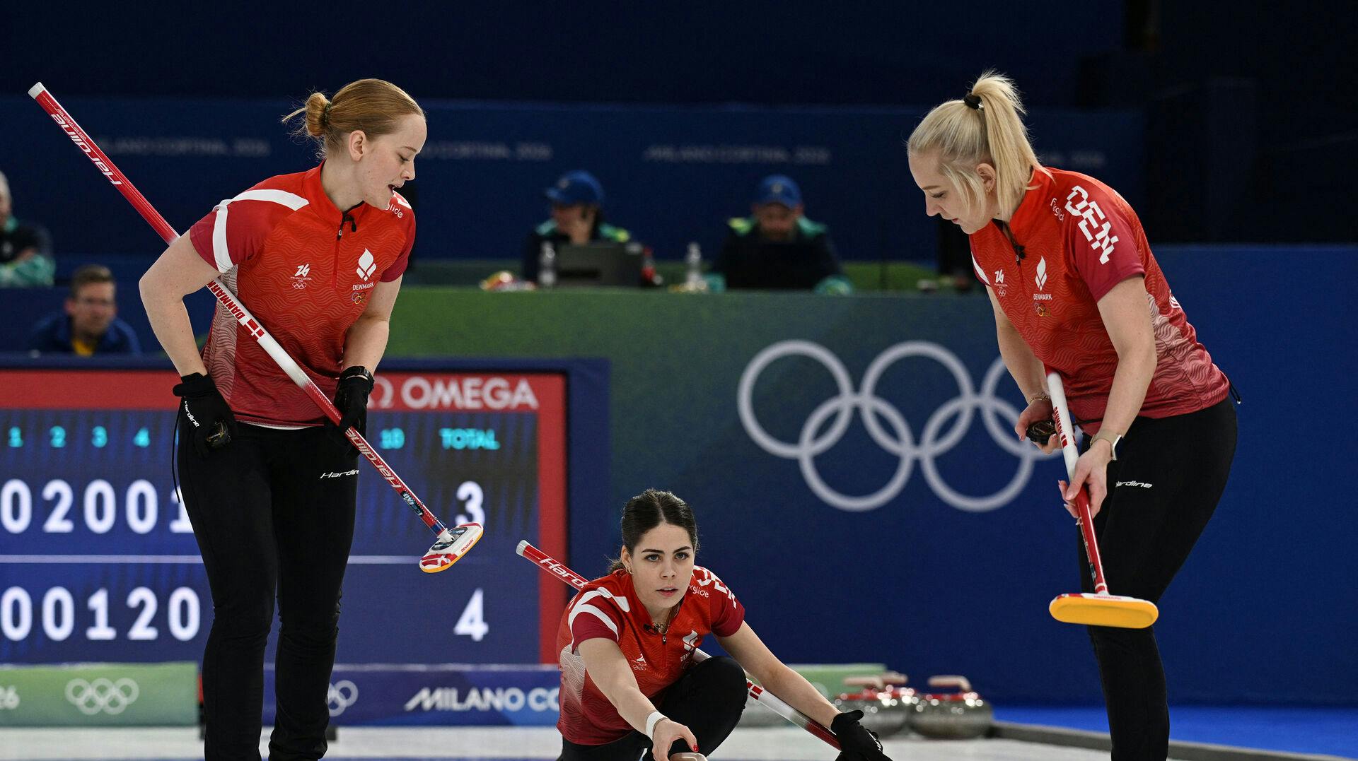 De danske curlingkvinder lider et ærgerligt nederlag til Sverige.