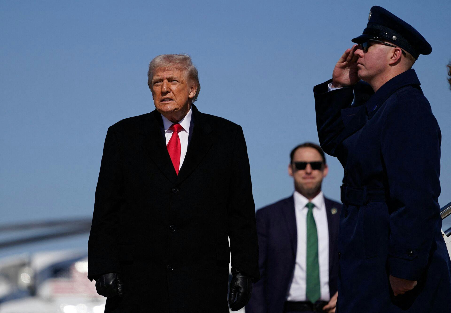 Donald Trump fortæller, at USA lige nu forhandler om Grønland.