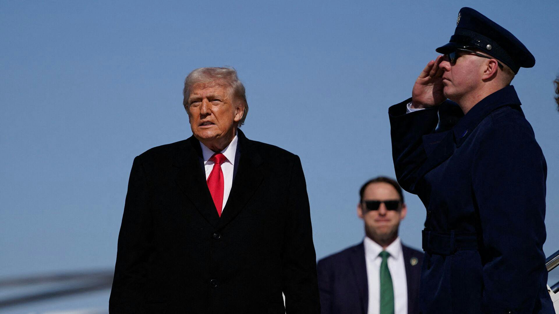 Donald Trump fortæller, at USA lige nu forhandler om Grønland.