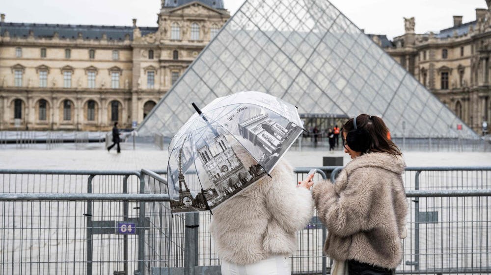 Louvre er verdens mest besøgte kunstmuseum med op mod ni millioner besøgende om året. 