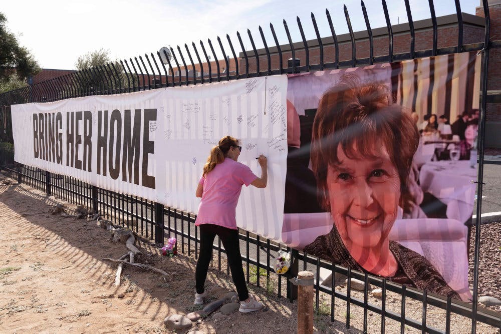 Skilt ses med teksten "Bring her home (Få hende hjem, red.)" og et billede af den forsvundne Nancy Guthrie, som er mor til den amerikanske tv-vært, i Tucson i Arizona.&nbsp;