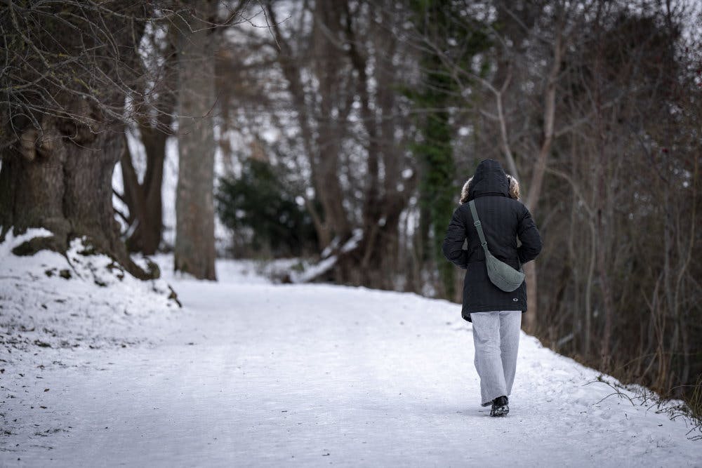 DMI udsendte tidligere på ugen et varsel om snestorm i den sydøstlige del af landet torsdag og fredag. Det blev senere nedskaleret til kun at gælde Bornholm. Også det varsel er nu nedjusteret.