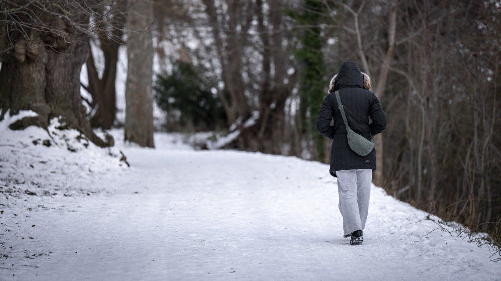 DMI udsendte tidligere på ugen et varsel om snestorm i den sydøstlige del af landet torsdag og fredag. Det blev senere nedskaleret til kun at gælde Bornholm. Også det varsel er nu nedjusteret.