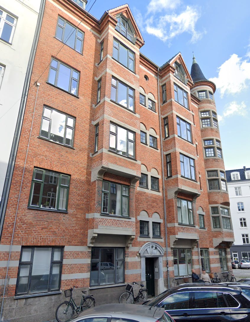 Lejligheden ligger i denne attraktive ejendom på Vesterbro.