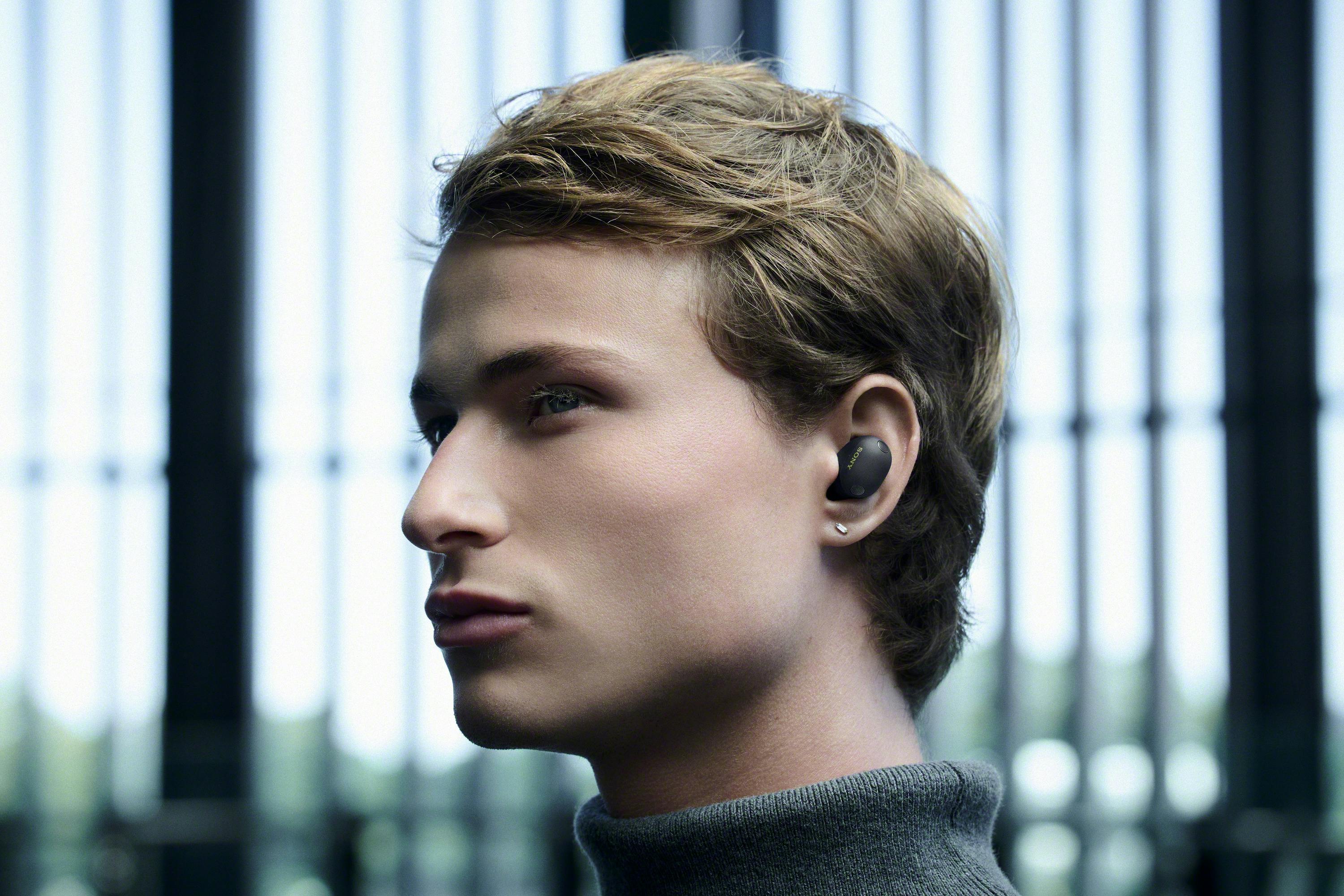 De nye flagskibe er 11 procent tyndere, men "den længere krop" gør dem angiveligt sværere at få til at sidde perfekt i øret.