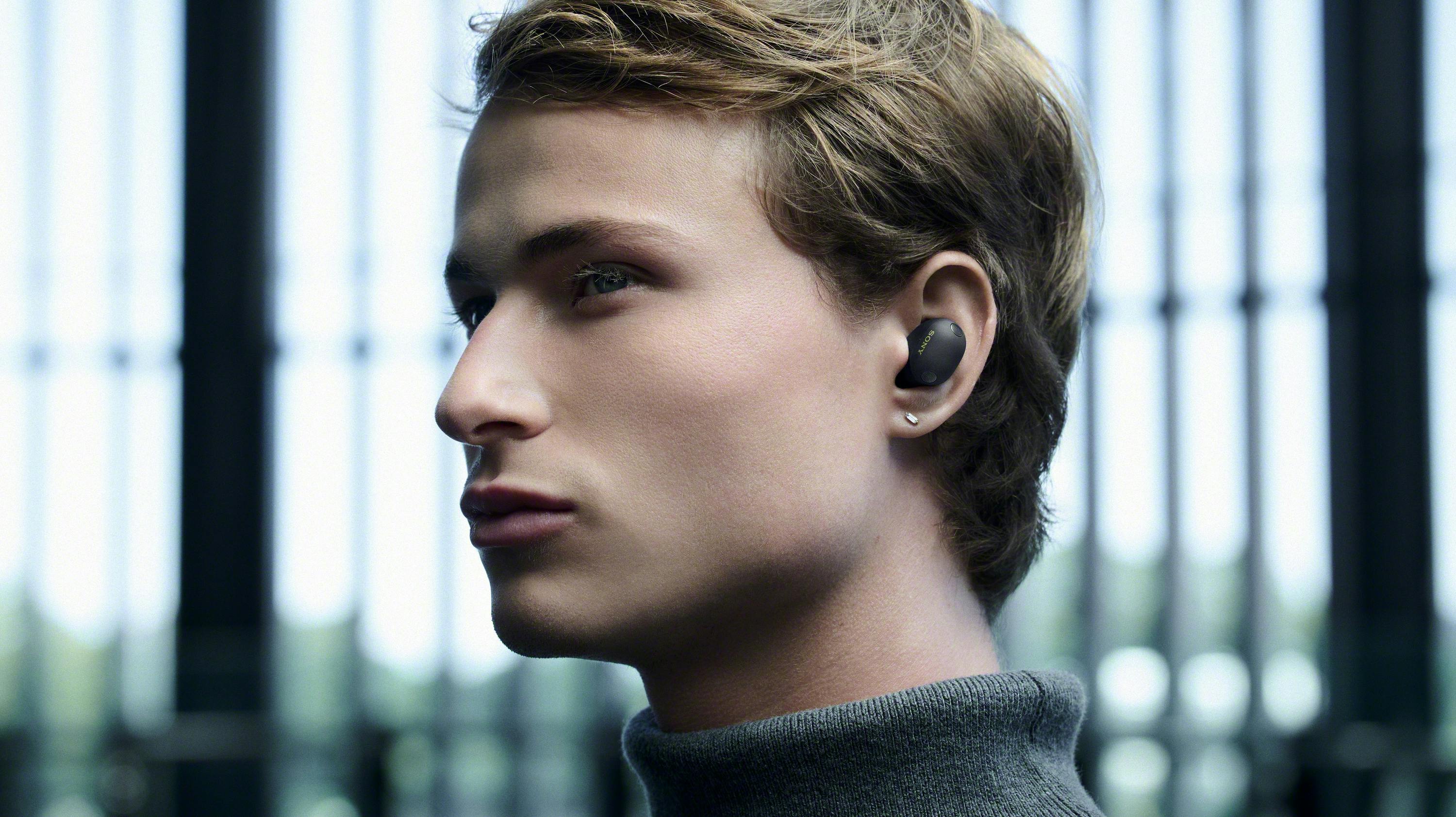 De nye flagskibe er 11 procent tyndere, men "den længere krop" gør dem angiveligt sværere at få til at sidde perfekt i øret.