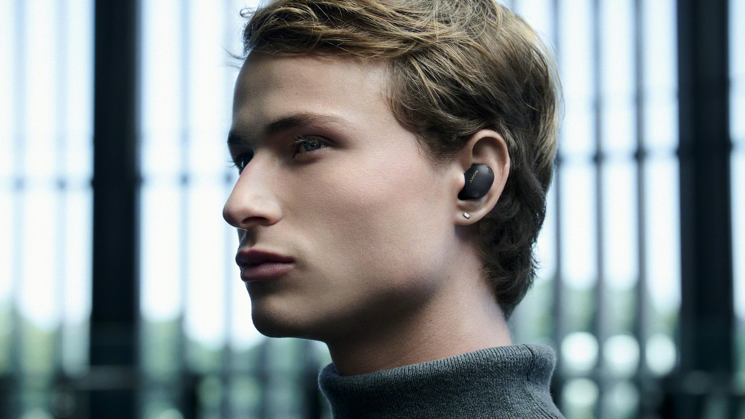 De nye flagskibe er 11 procent tyndere, men "den længere krop" gør dem angiveligt sværere at få til at sidde perfekt i øret.