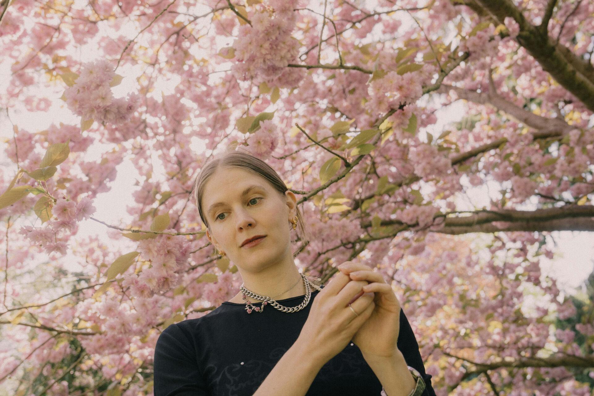 Emma Holten udgav i 2024 bogen "Underskud" på Politikens forlag.