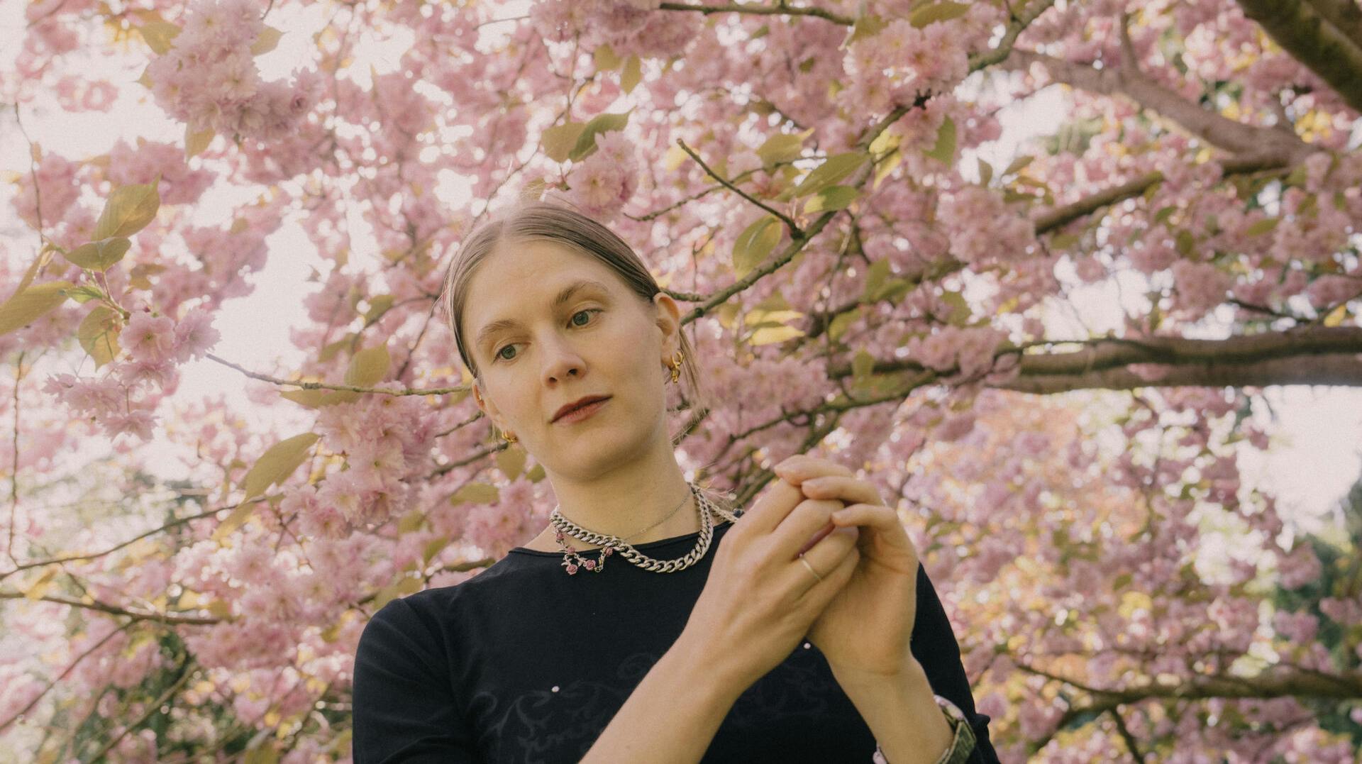 Emma Holten udgav i 2024 bogen "Underskud" på Politikens forlag.