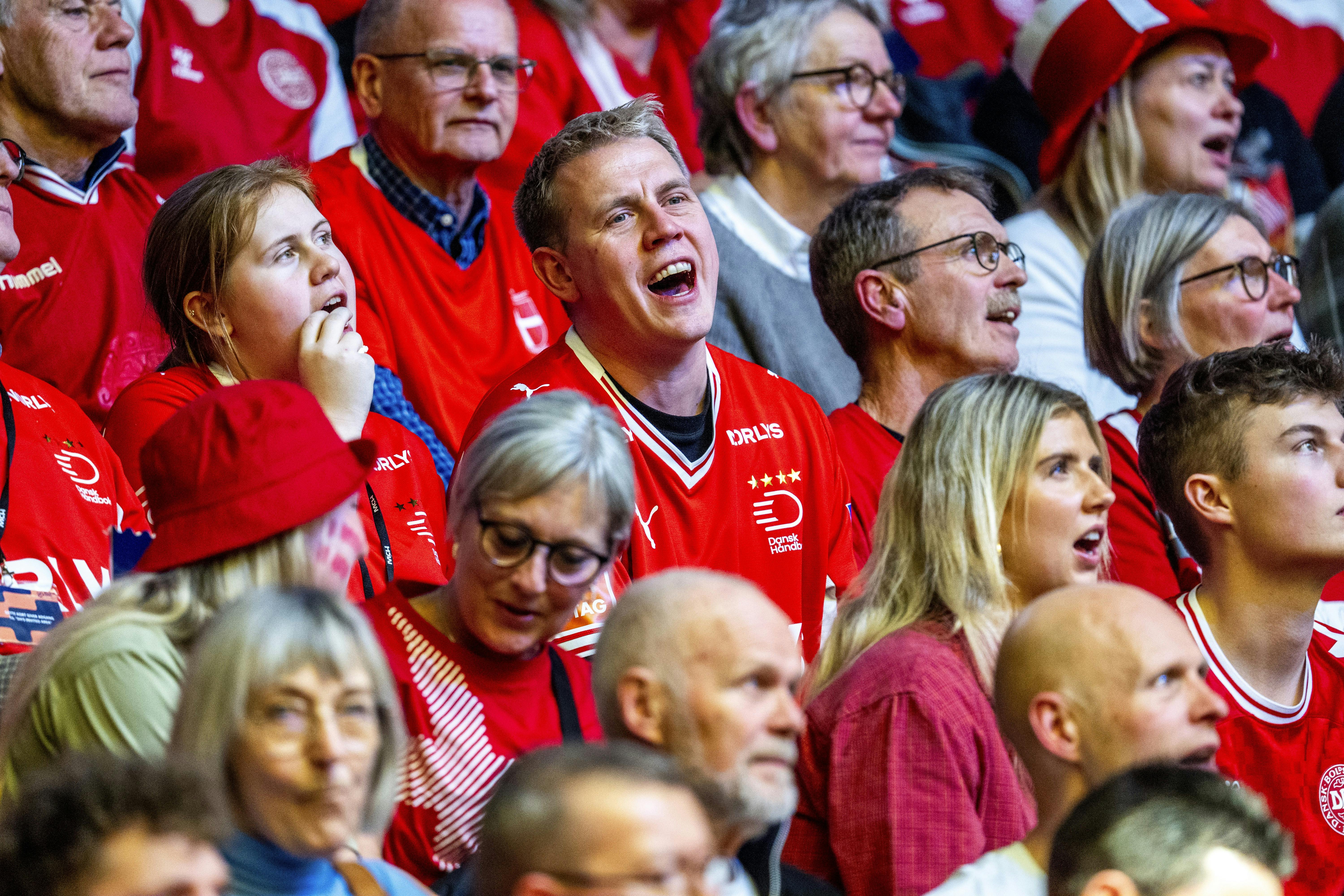 Martin Jensen til kampen mellem Danmark og Frankrig under EM for nylig. Her var hustruen ikke med.