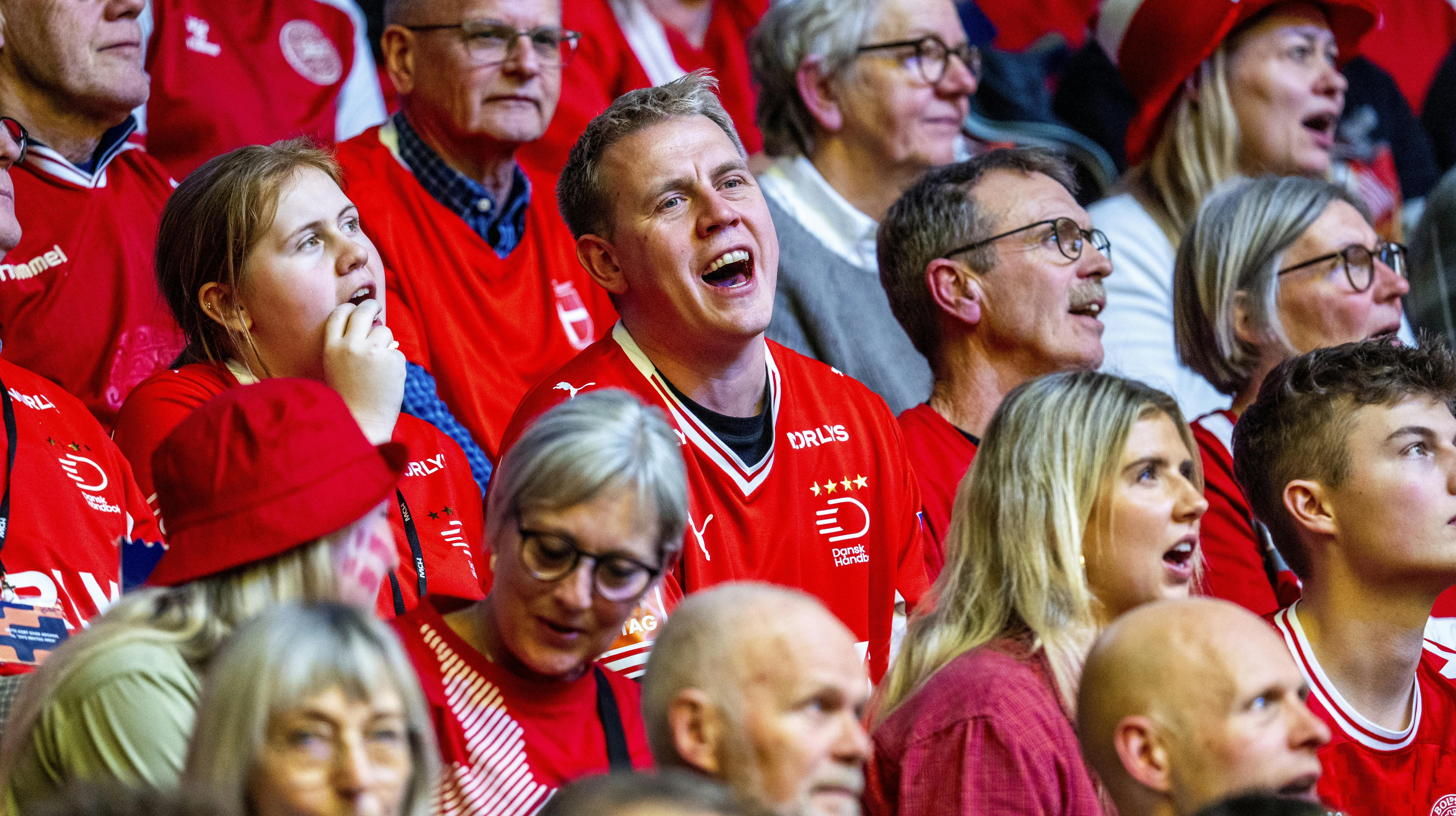 Martin Jensen til kampen mellem Danmark og Frankrig under EM for nylig. Her var hustruen ikke med.