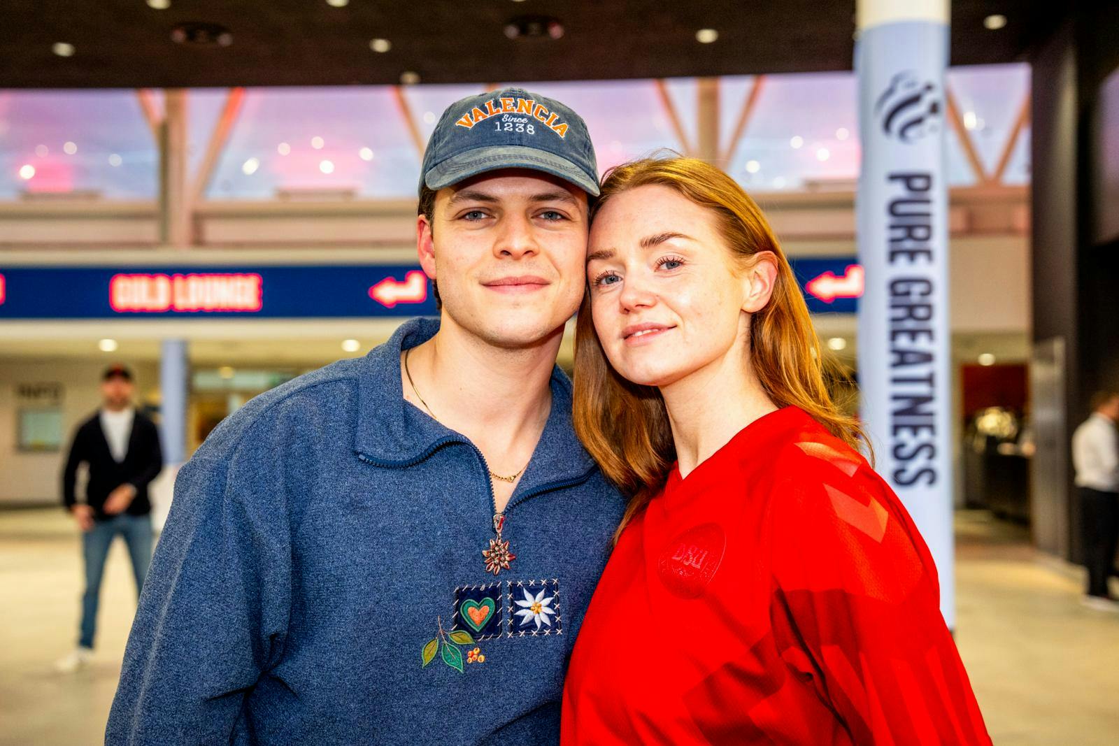 Parret mødte hinanden under optagelserne til Viaplay-serien ”Kald mig far”. Siden blev de kærester og flyttet sammen - og i den seneste tid har der altså også været en ring på fingeren.