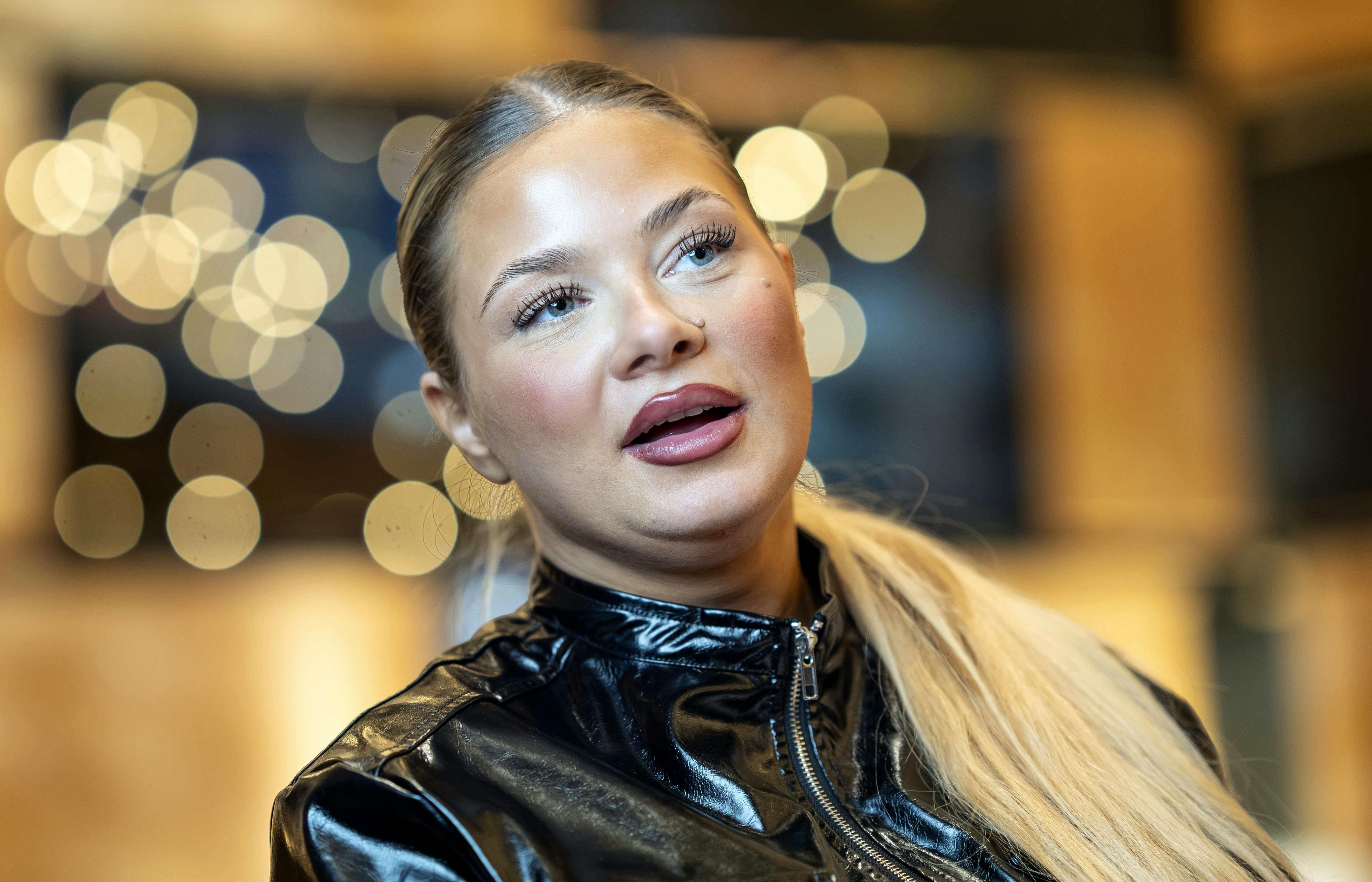 Sissal er ikke bleg for at blende ind med de lokale i Frederikshavn.