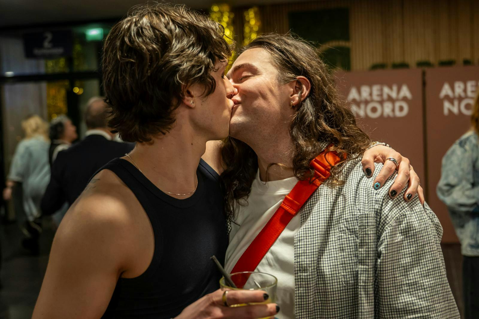 Søren Torpegaard Lund sammen med sin forlovede Simon.