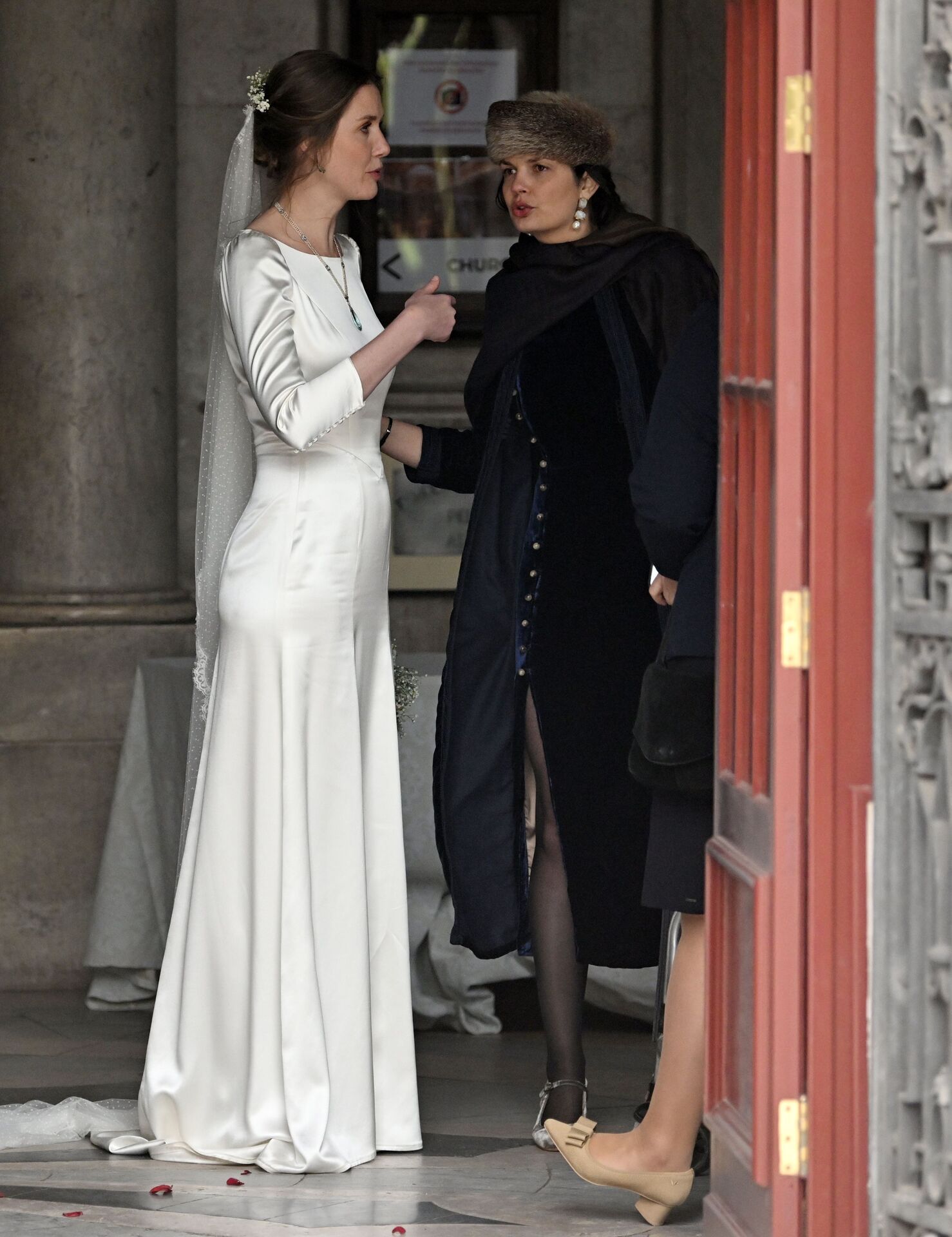 Prinsesse Leopoldine af Liechtenstein ude foran kirken efter vielsen til Bruno Walter Pedrosa João.