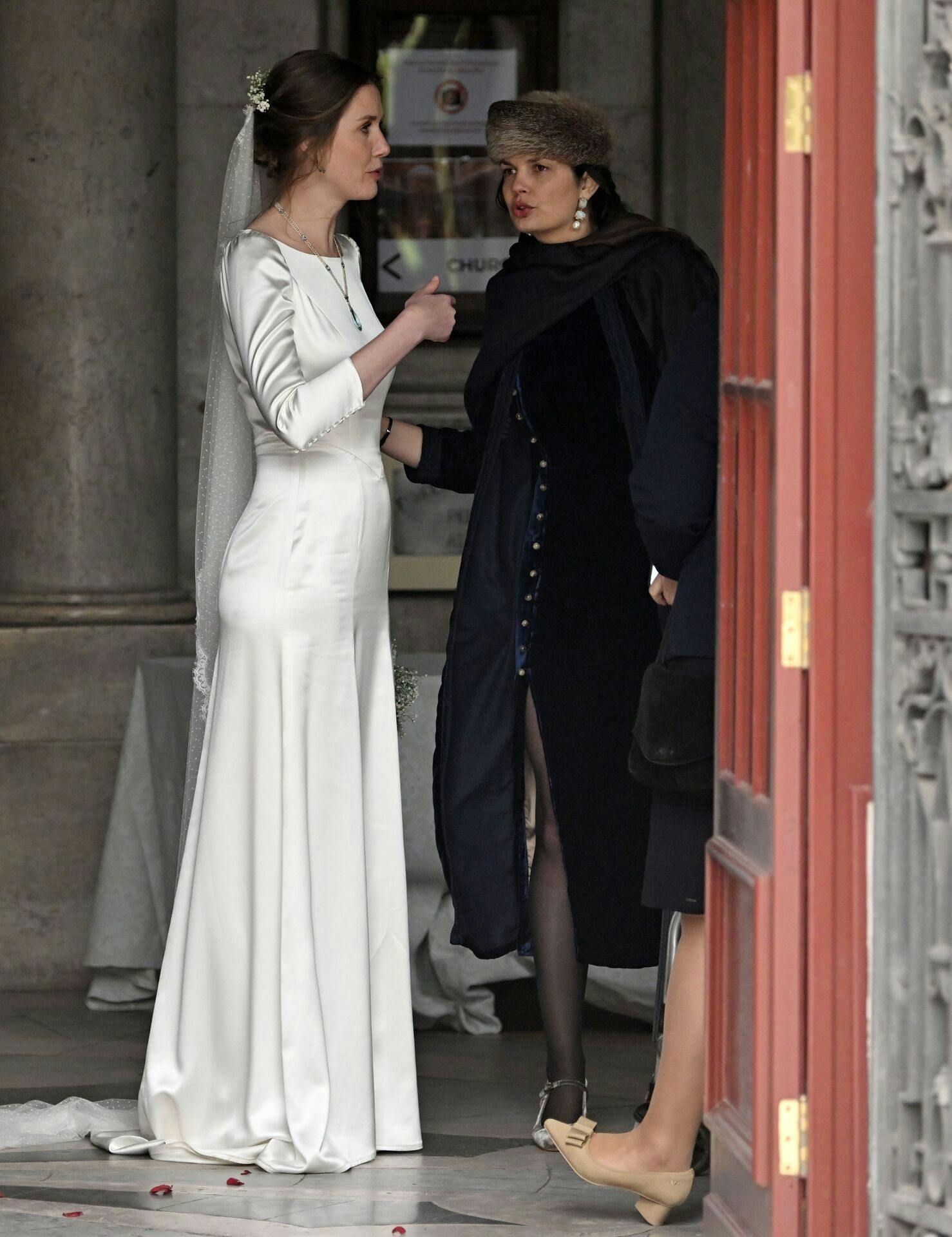 Prinsesse Leopoldine af Liechtenstein ude foran kirken efter vielsen til Bruno Walter Pedrosa João.