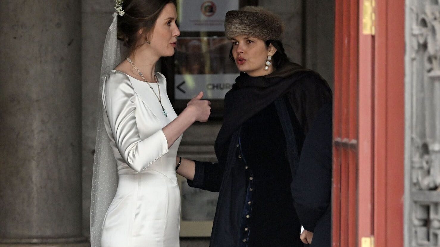 Prinsesse Leopoldine af Liechtenstein ude foran kirken efter vielsen til Bruno Walter Pedrosa João.