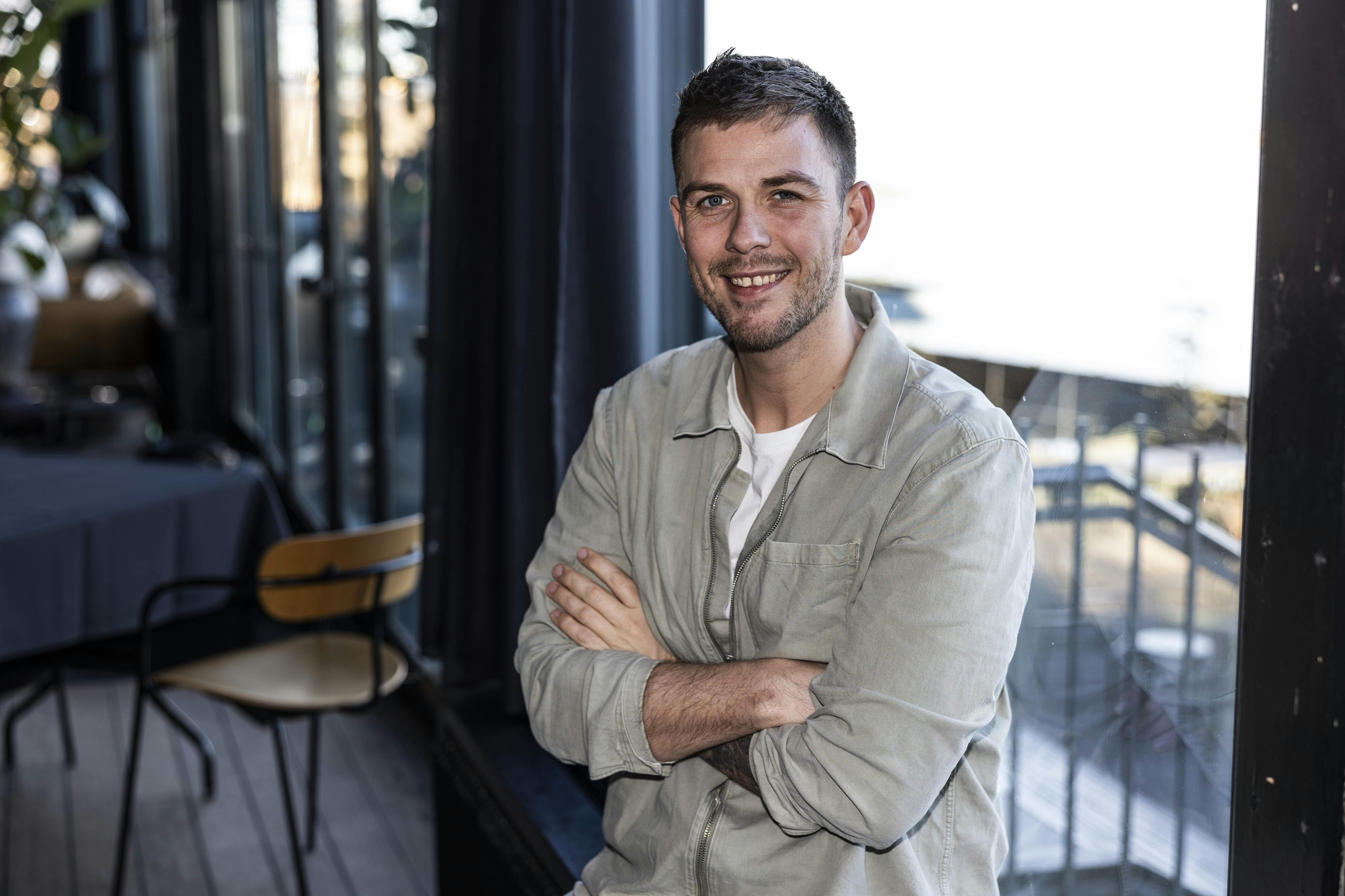 Oliver Stanescu er blandt andet kendt for sit såkaldte "crowd work" fra stand-up-scenen. Og så blev han landskendt, da han deltog i sæson et af "Spillet" på TV 2.