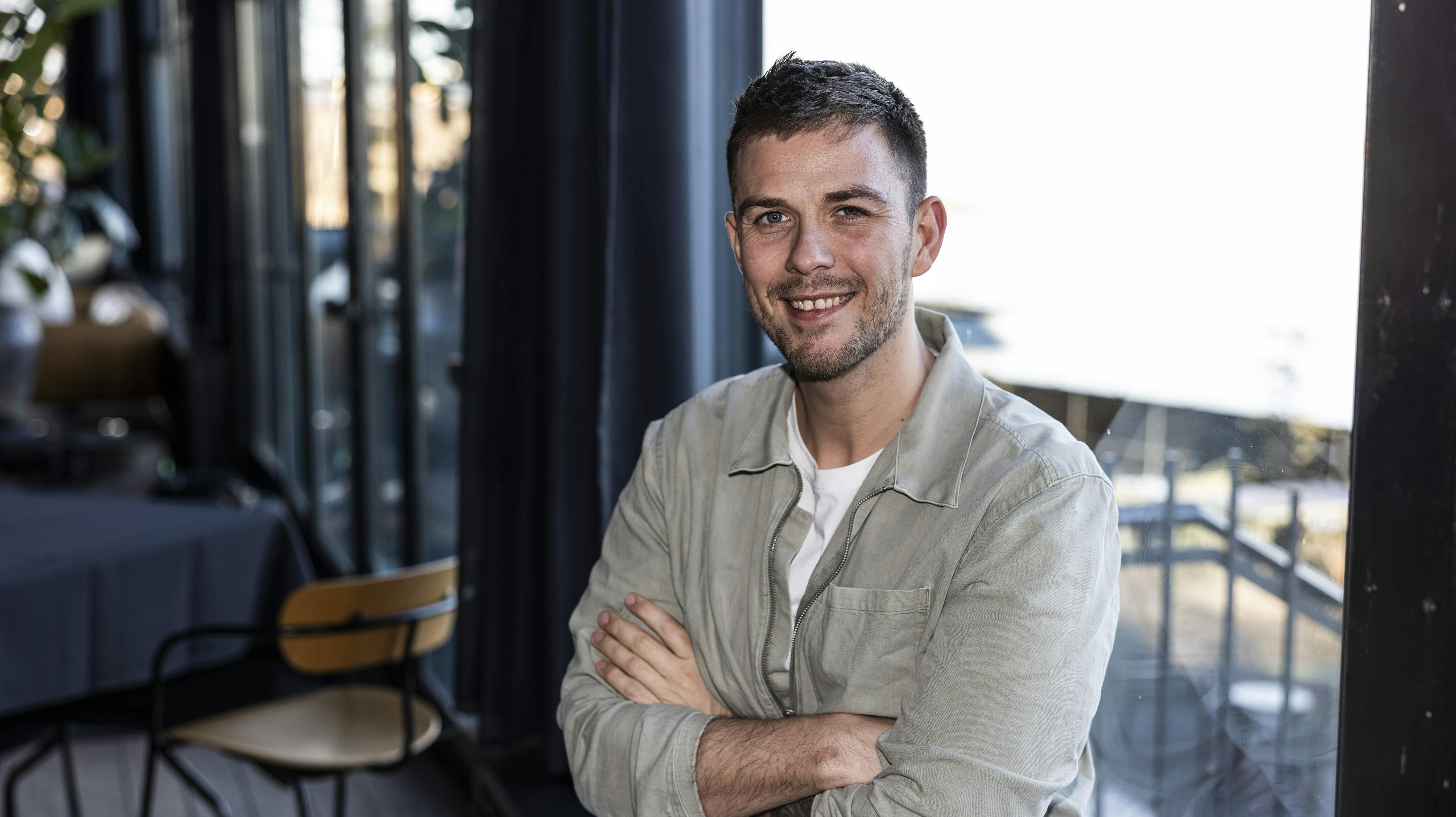 Oliver Stanescu er blandt andet kendt for sit såkaldte "crowd work" fra stand-up-scenen. Og så blev han landskendt, da han deltog i sæson et af "Spillet" på TV 2.