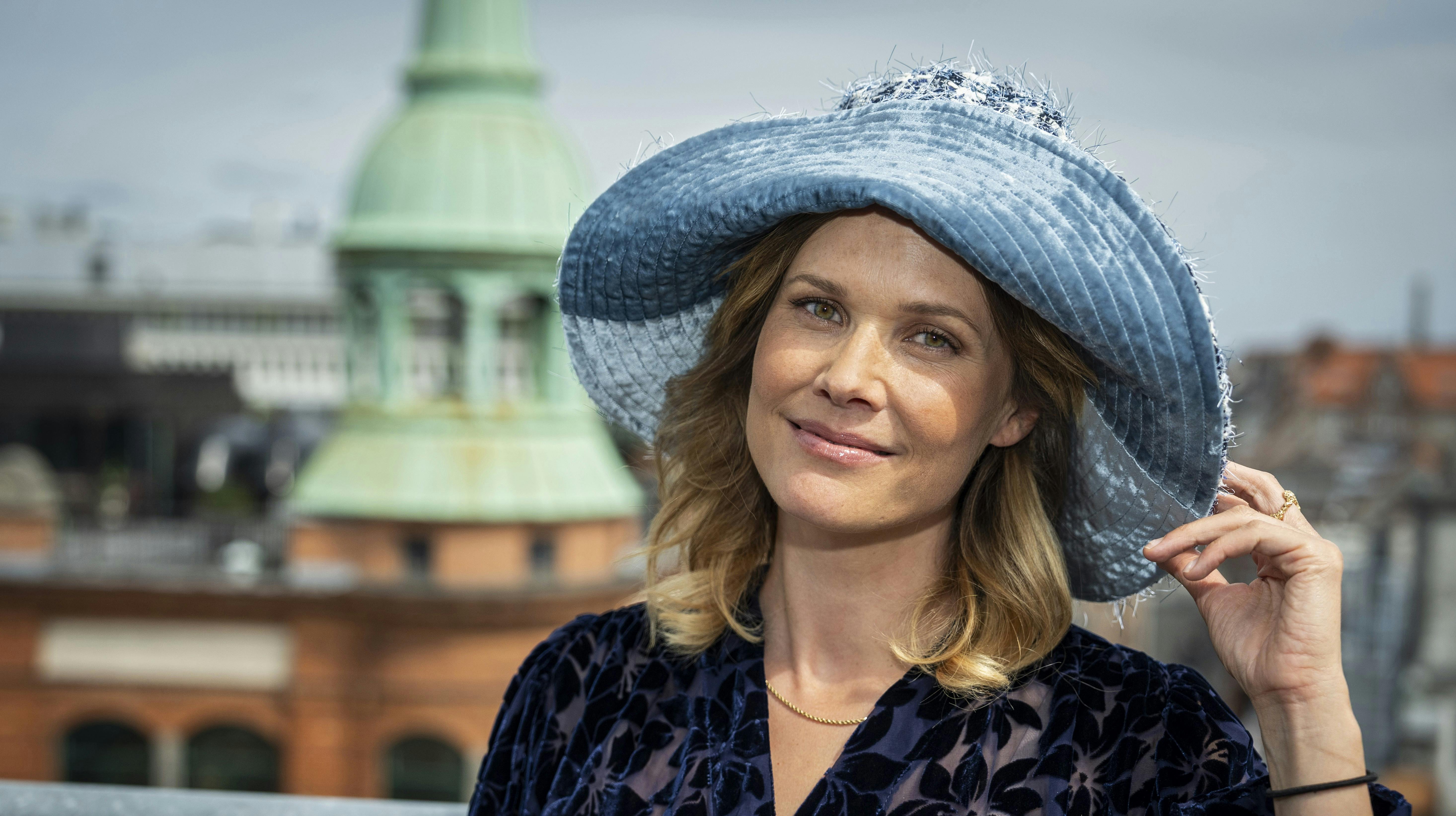 Oh Land nåede med til pressedag på den nye sæson af "X Factor", før hun måtte smide alt, hun havde i hænderne og dedikere sin energi til datterens sygdom.