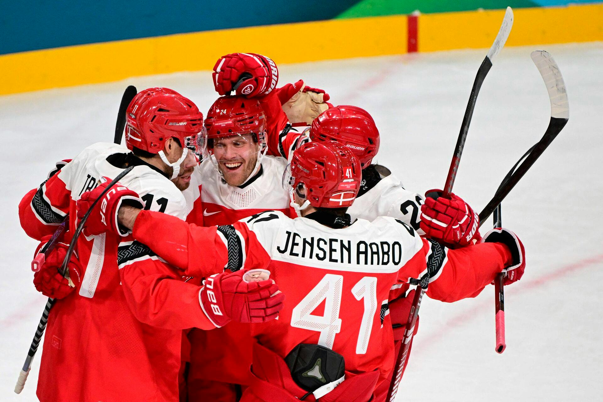 Nikolaj Ehlers (nummer 24) jubler efter scoring i OL-kampen mod Letland.