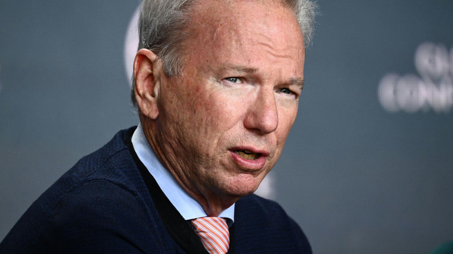 Eric Schmidt er bare venner med den unge model.