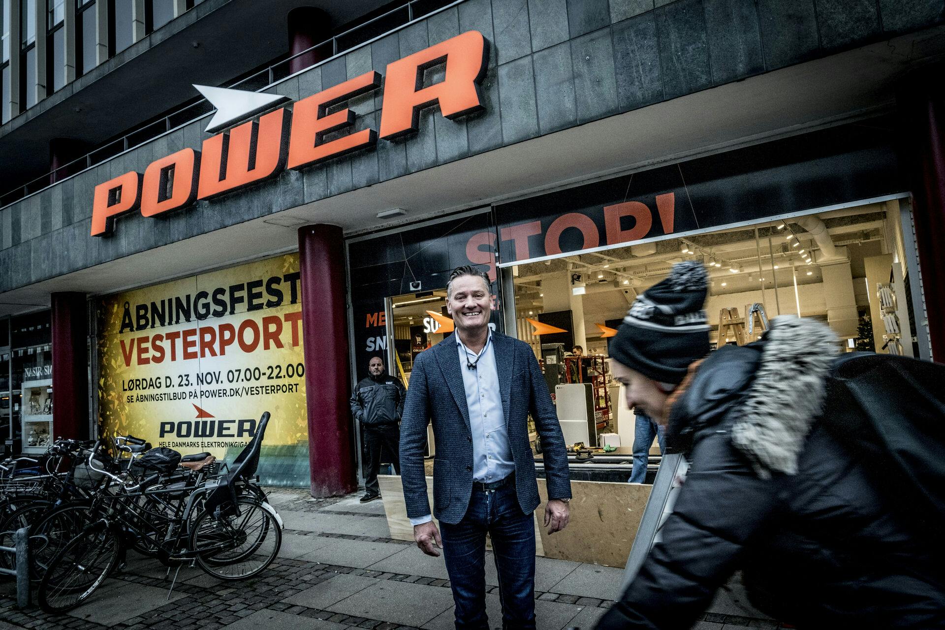 Om de "knivskarpe åbningstilbud", som Powers Jesper Boysen lover, er nok til at vriste kunderne væk fra deres etablerede vaner i centret, vil vise sig på fredag og i månederne efter. Han lover i hvert fald, at åbningen ikke vil gå stille for sig. 