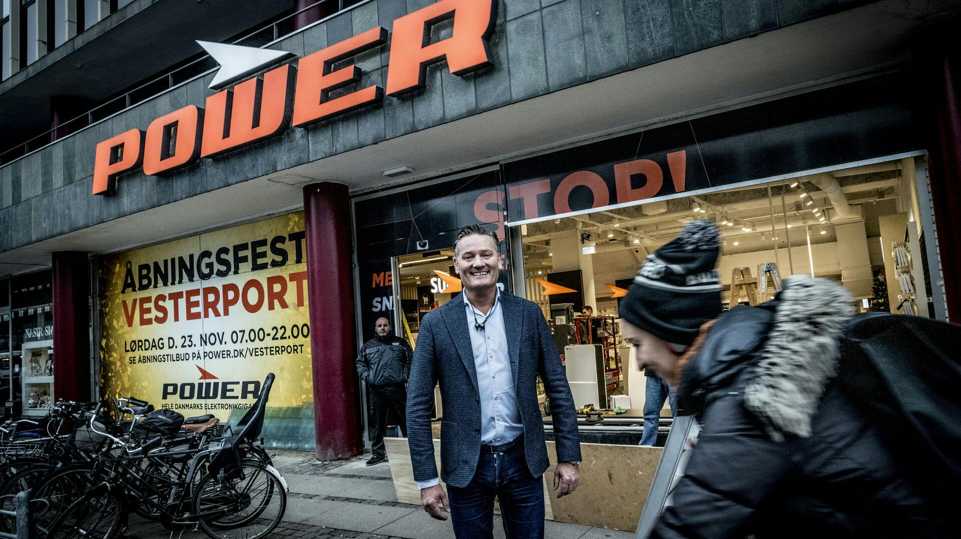 Om de "knivskarpe åbningstilbud", som Powers Jesper Boysen lover, er nok til at vriste kunderne væk fra deres etablerede vaner i centret, vil vise sig på fredag og i månederne efter. Han lover i hvert fald, at åbningen ikke vil gå stille for sig.