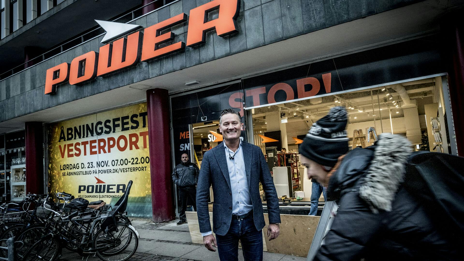 Om de "knivskarpe åbningstilbud", som Powers Jesper Boysen lover, er nok til at vriste kunderne væk fra deres etablerede vaner i centret, vil vise sig på fredag og i månederne efter. Han lover i hvert fald, at åbningen ikke vil gå stille for sig.