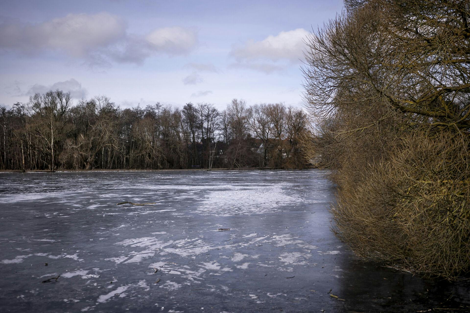 Nu er der åbnet op for skøjteløb på ni søer i Aalborg. Her ses en frossen Gentofte Sø.