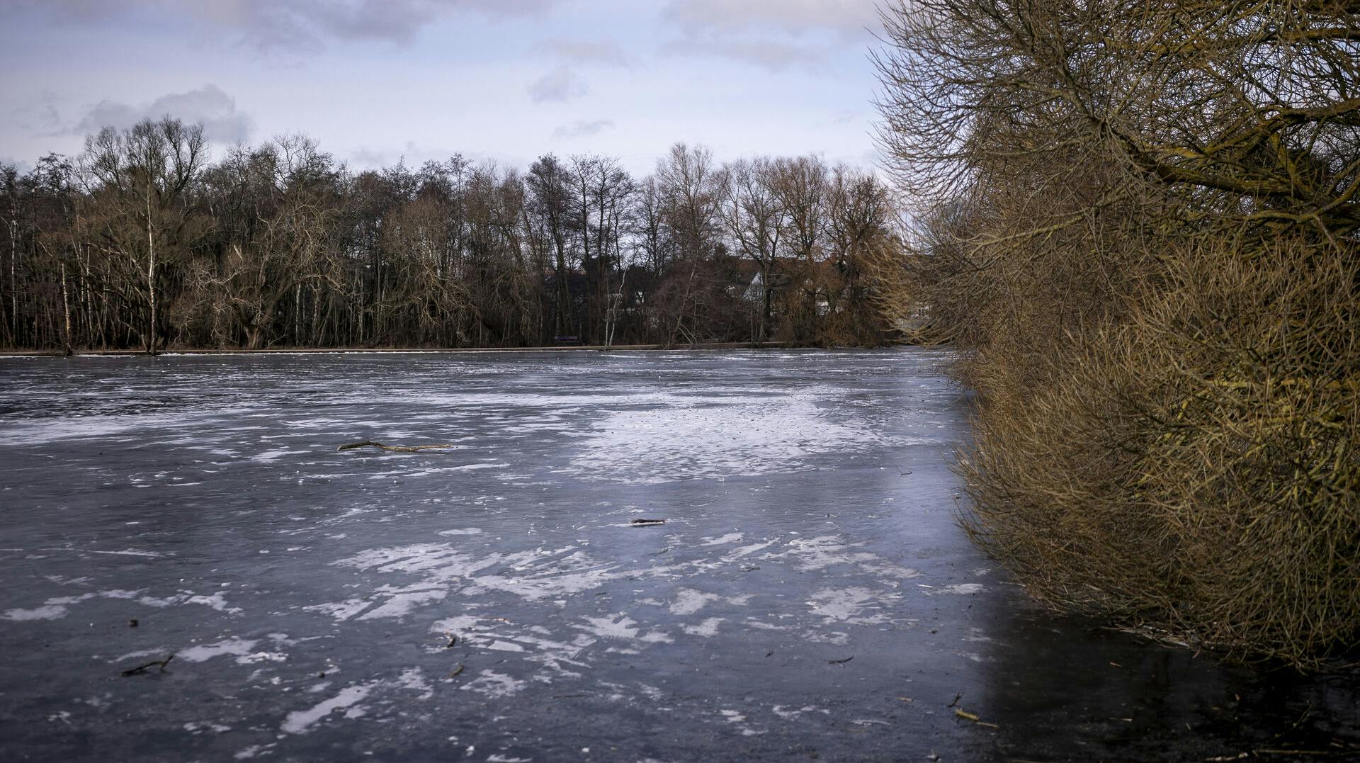 Nu er der åbnet op for skøjteløb på ni søer i Aalborg. Her ses en frossen Gentofte Sø.