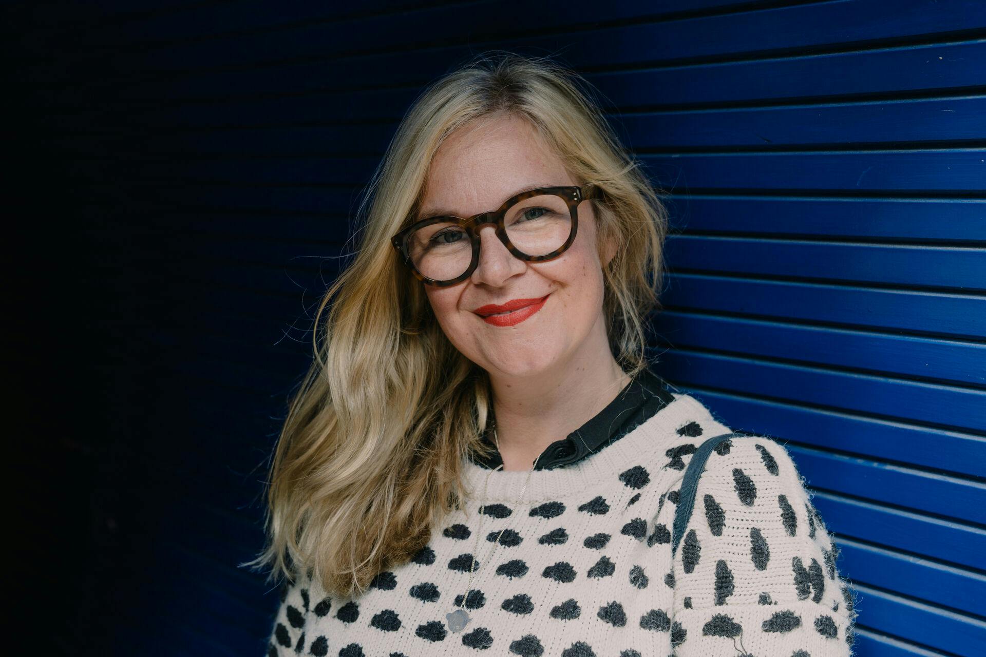 Sisse Sejr er ifølge SE og HØRs oplysninger tilbage som podcastvært onsdag. Det sker hos Podimo, hvor hun i et nyt program skal tale med gæster om offentlige nedture.